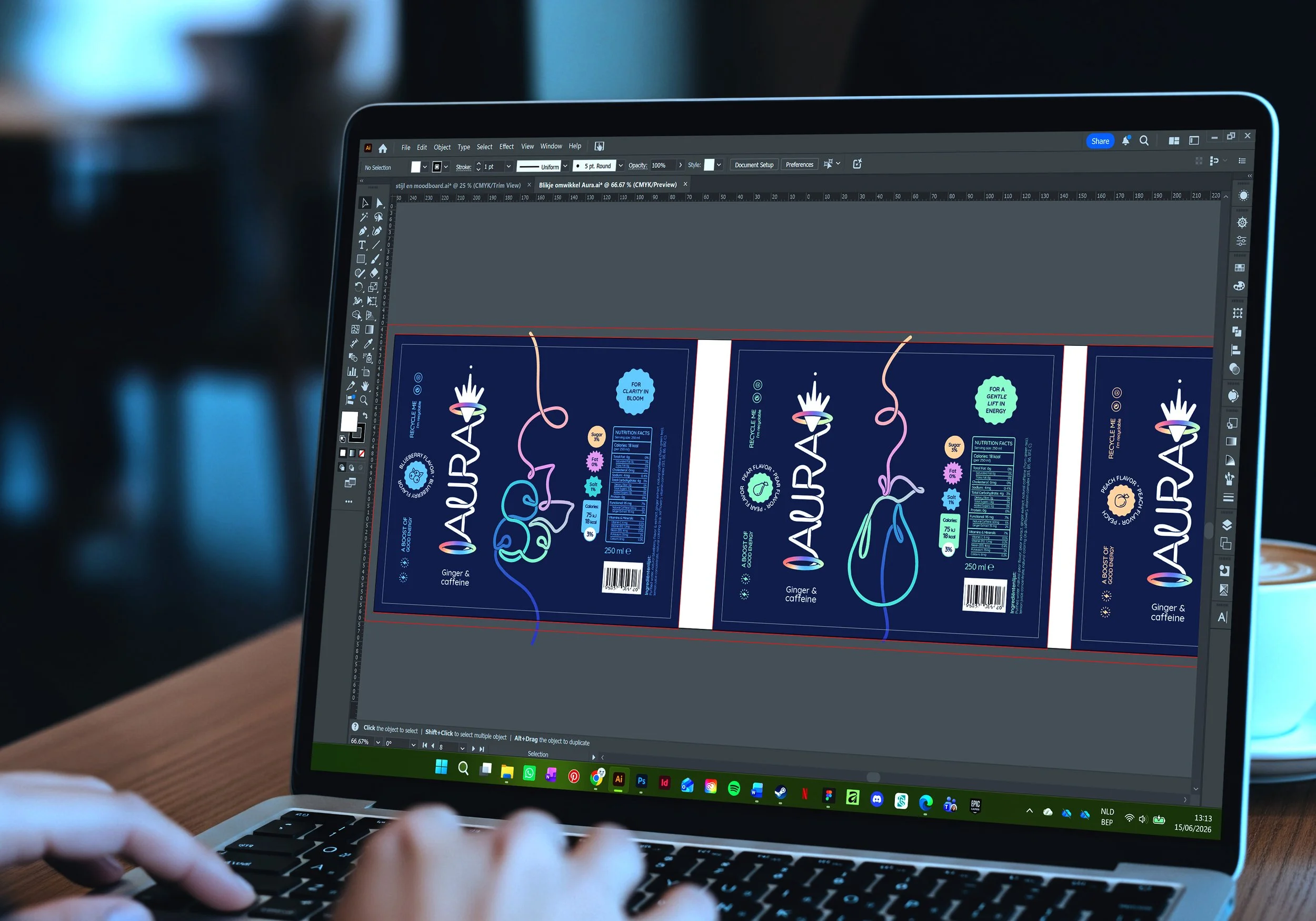 Afbeelding van een laptop waarop een grafisch ontwerpprogramma openstaat met een ontwerp voor een dranketiket dat Blueberry Flavour en Caffeine vermeldt.