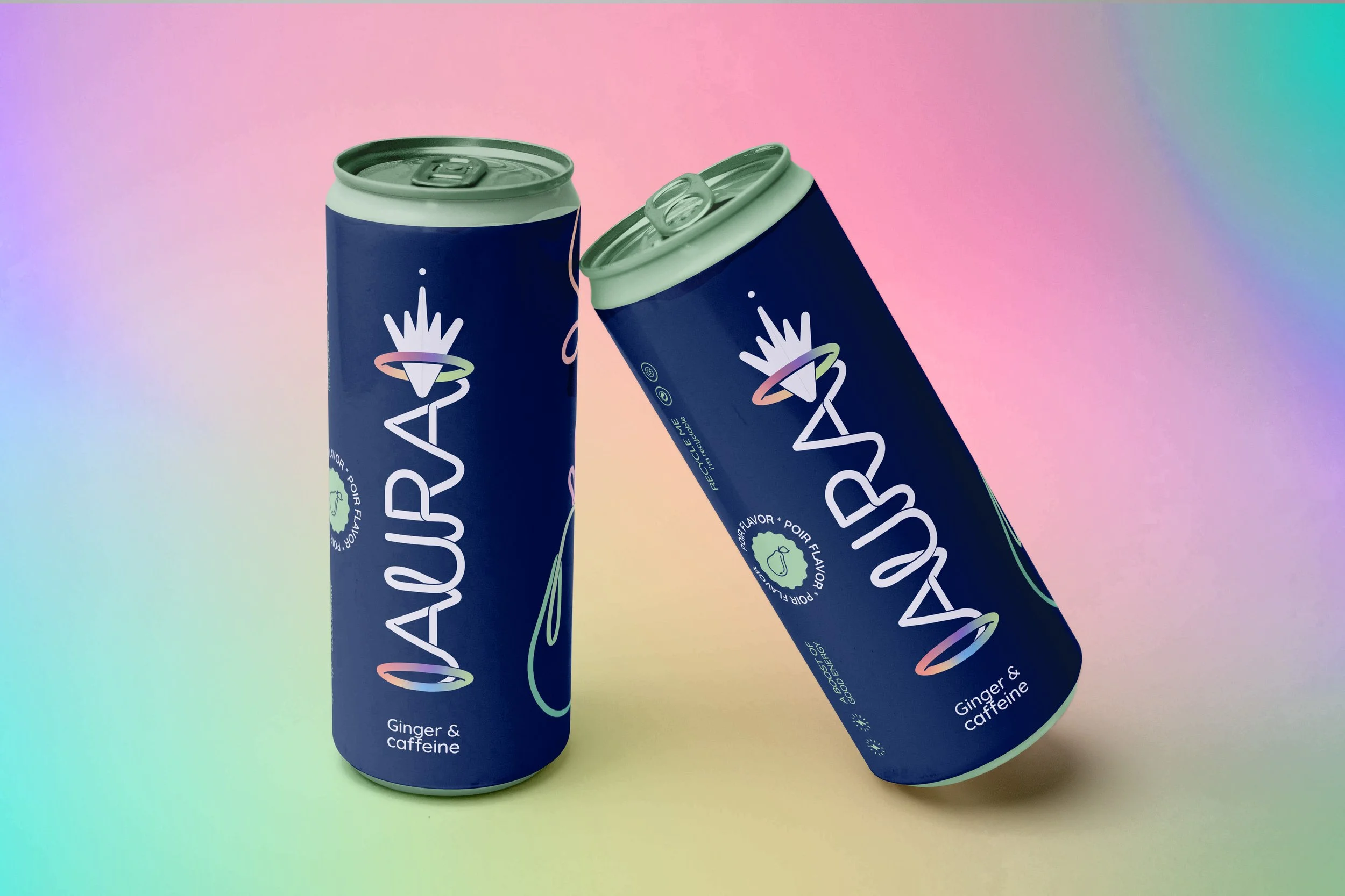 Twee blikjes met een blauwe label en een grafisch design, met de tekst 'Ginger & Caffeine' en een ring rond een punt, tegen een pastelkleurenachtergrond.