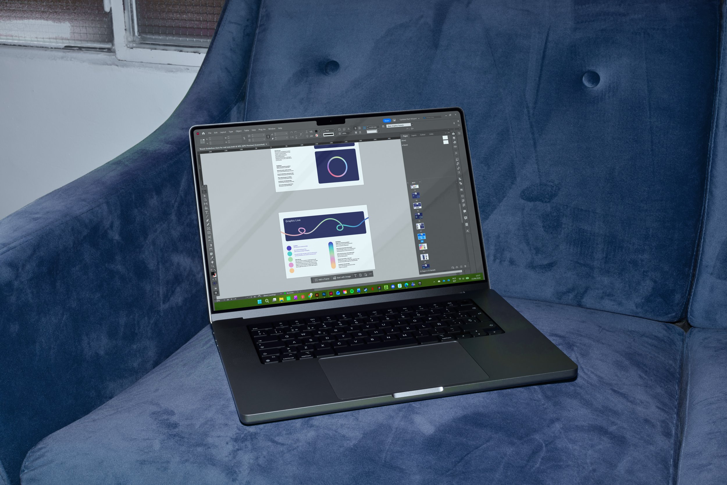 Een laptop op een blauwe bank met een grafisch ontwerp en tekst op het scherm.