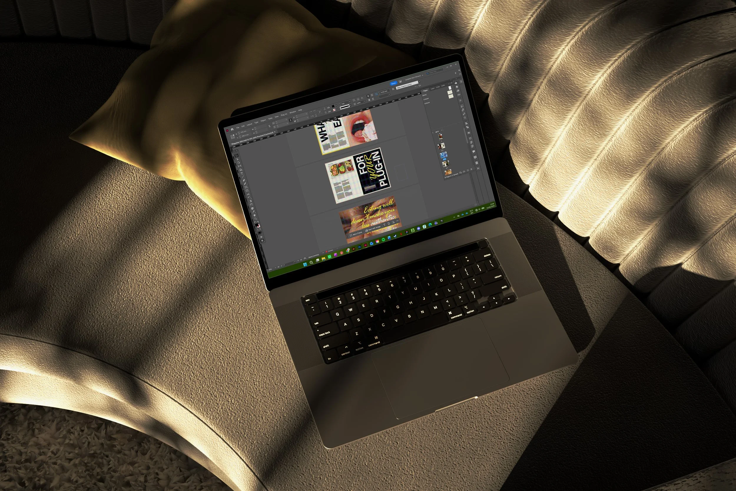 Een laptop ligt op een zachte bank met gouden kleur, in een comfortabele ruimte met dimlicht.