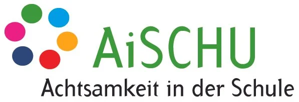 Logo mit bunten Kreisen und dem Text "AiSCHU Achtsamkeit in der Schule".