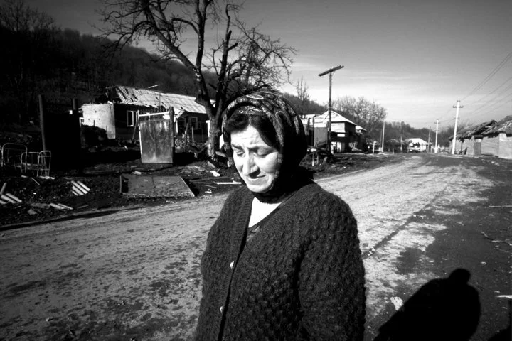 A woman has just lost her house to rocket fire in Shali, Chechnya in the second war in December 1999. ©RYP, all rights reserved