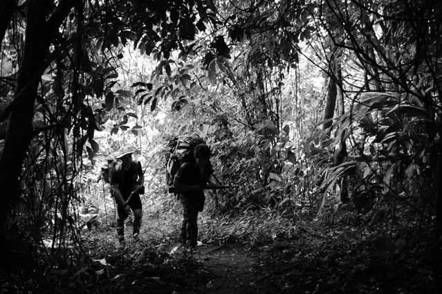 Hiking in rebel territory in Myanmar. ©RYP, all rights reserved 