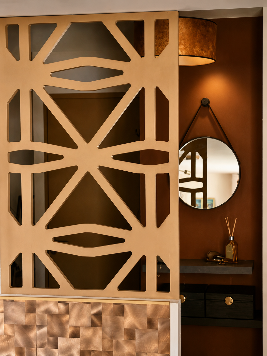 Décor intérieur avec panneau en bois découpé, miroir rond suspendu, lampadaire et table avec objets decoratifs.