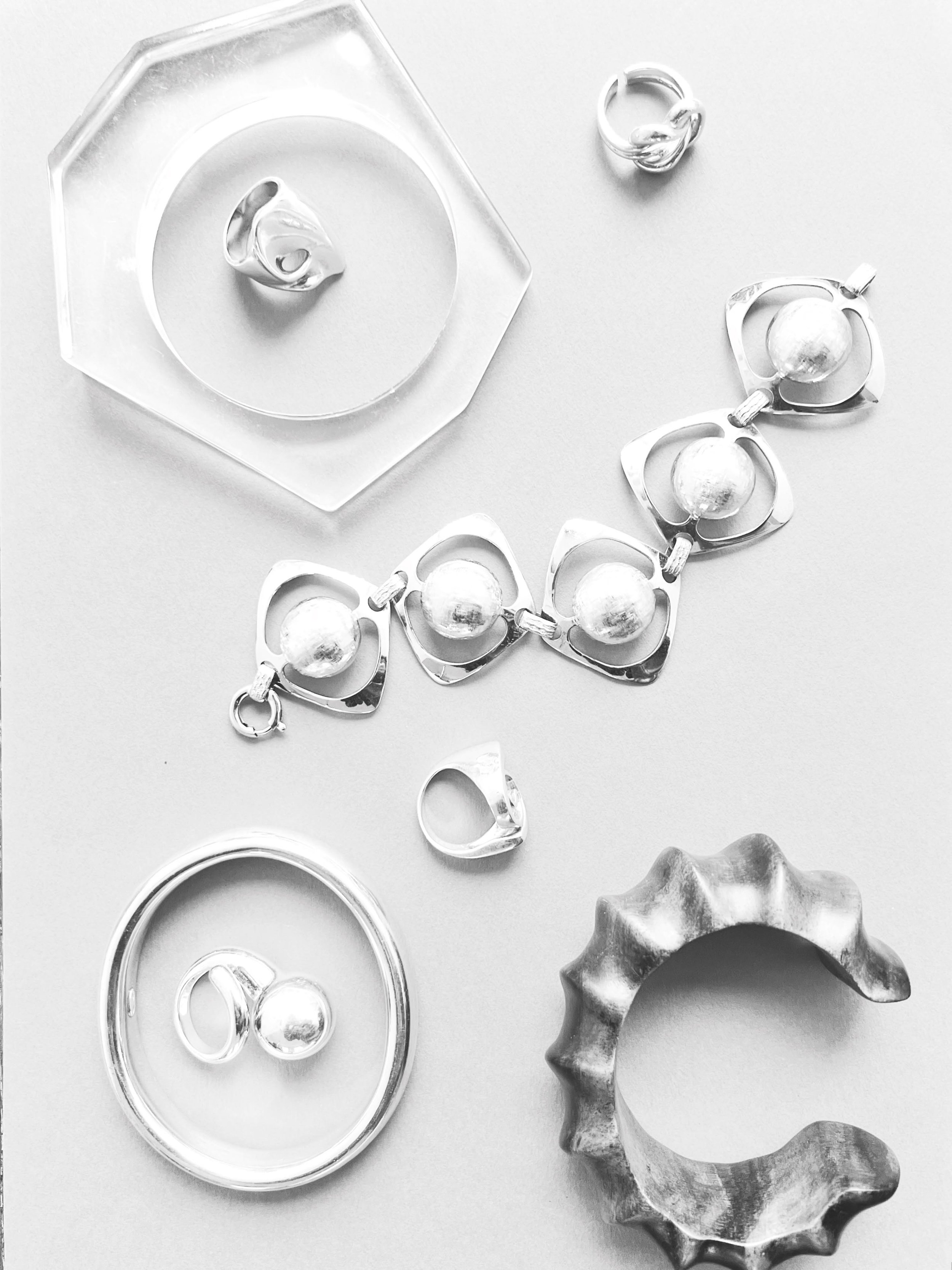 A small selection of great jewellery shapes that I like to play around with 🍢 
I love mixing different materials together while styling these
&bull;
&bull;
&bull;
&bull;
#mundaneobjects #vintagejewellery #midcenturymoderndesign #vintagesilver #vinta