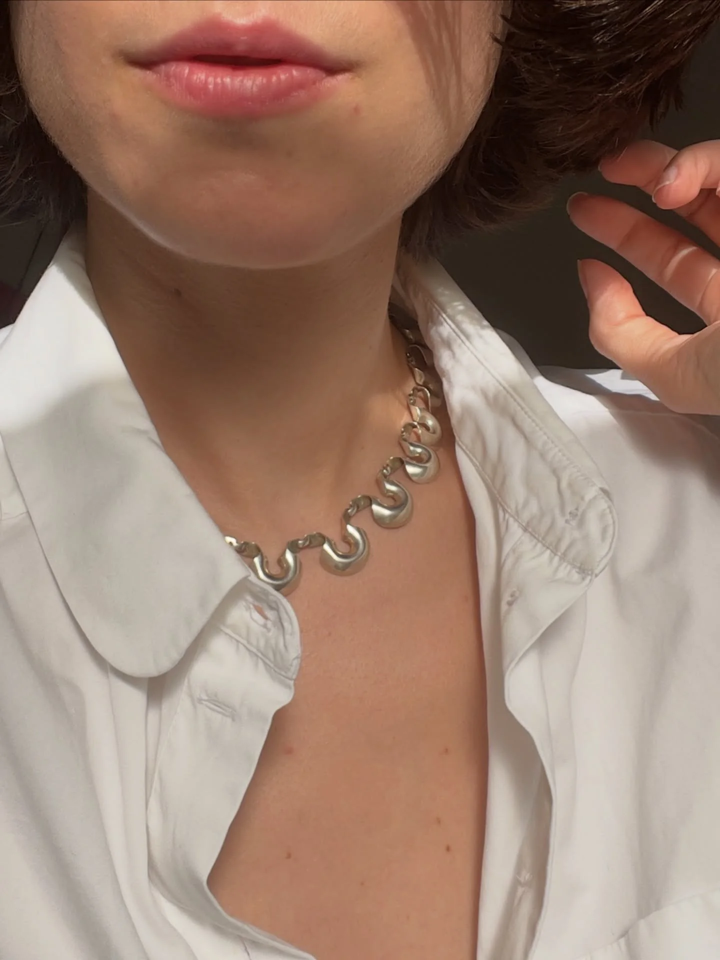 One of my favourite neck pieces 🩶🐩

A sculptural link collar in 925 silver.
Italy, c. 1950s
&bull;
&bull;
&bull;
&bull;
#VintageJewellery #ItalianJewellery #925Silver #VintageSilver #MundaneObjects