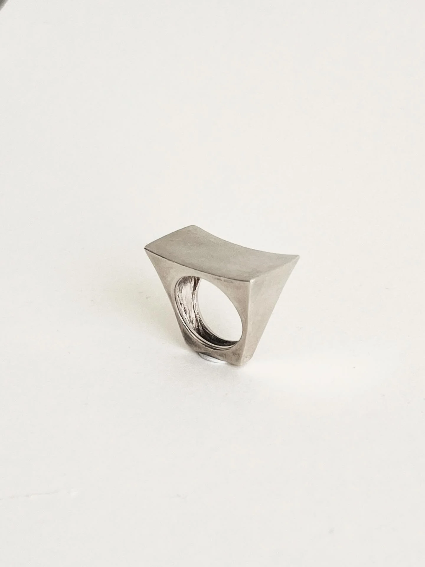 Study in form and balance ⚖️

A vintage silver ring with the spirit of late modernism, likely dating to the 1970s&ndash;80s
&bull;
&bull;
&bull;
&bull;
#mundaneobjects #mundanearchive #modernistsilver #vintagejewelry #vintagearchive