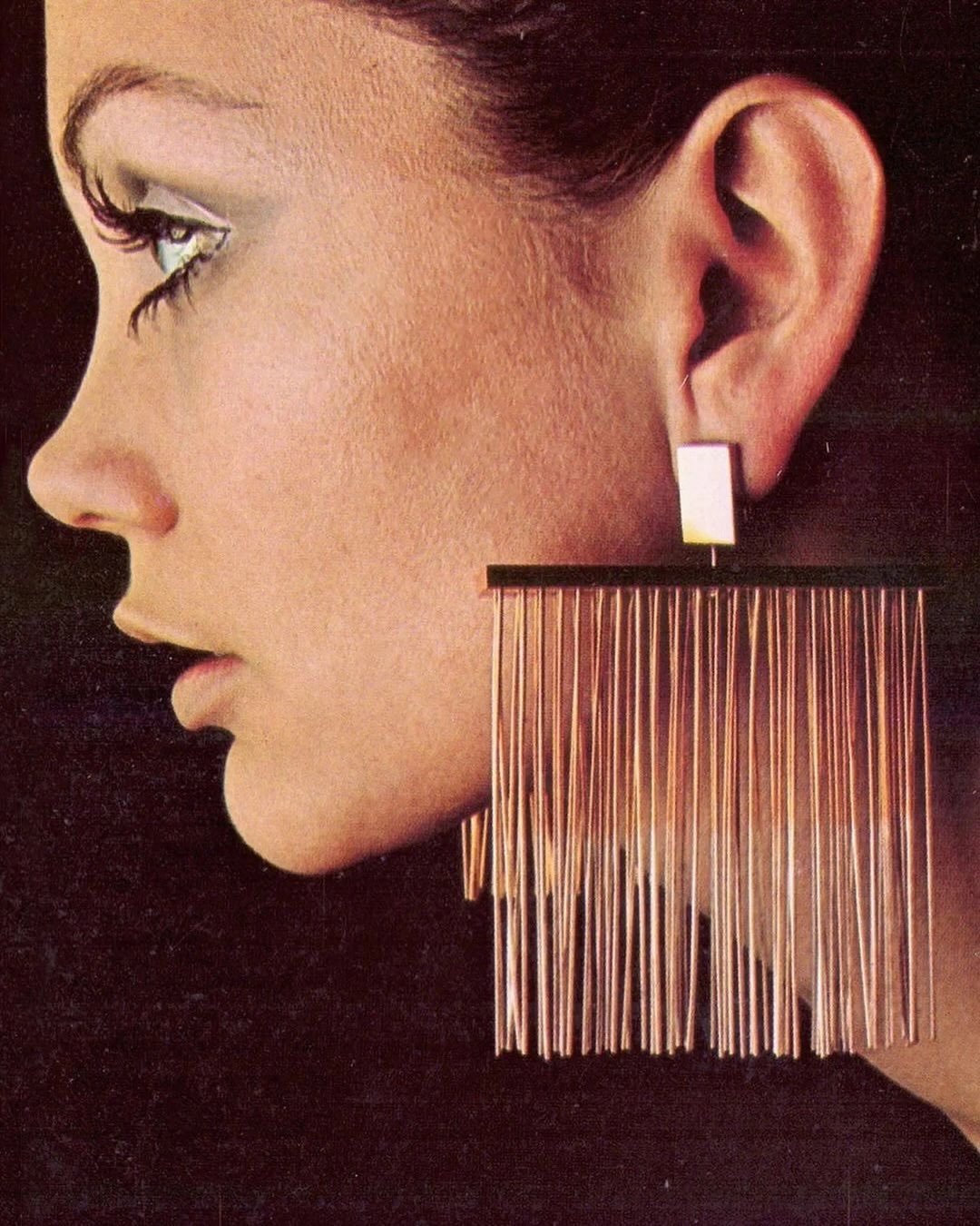 Monday Inspiration🏷️

&ldquo;Penetrabile&rdquo; earrings designed by artist Jes&uacute;s Rafael Soto, 1968
&bull;
&bull;
&bull;
&bull;
#mundaneinspiration #sculpturaljewelry #kineticsculpture #jesusrafaelsoto #modernistjewellery