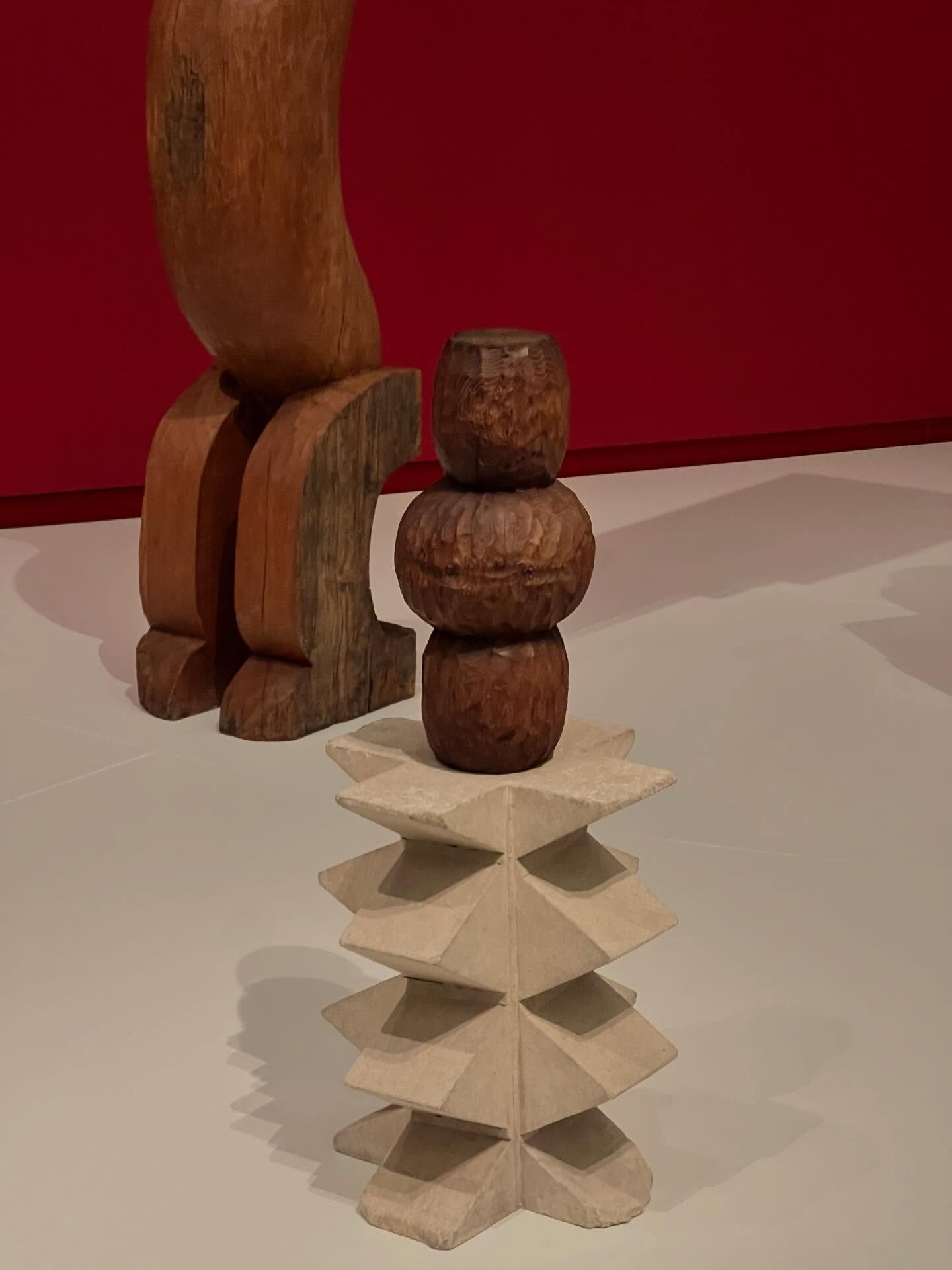 Brancusi exhibition and my carved ebony wrist sculpture &mdash; presumably Catherine Noll 🗿
&bull;
&bull;
&bull;
&bull;
#mundaneobjects #sculpturaljewelry #vintagejewelry #constantinbrancusi #catherinenoll