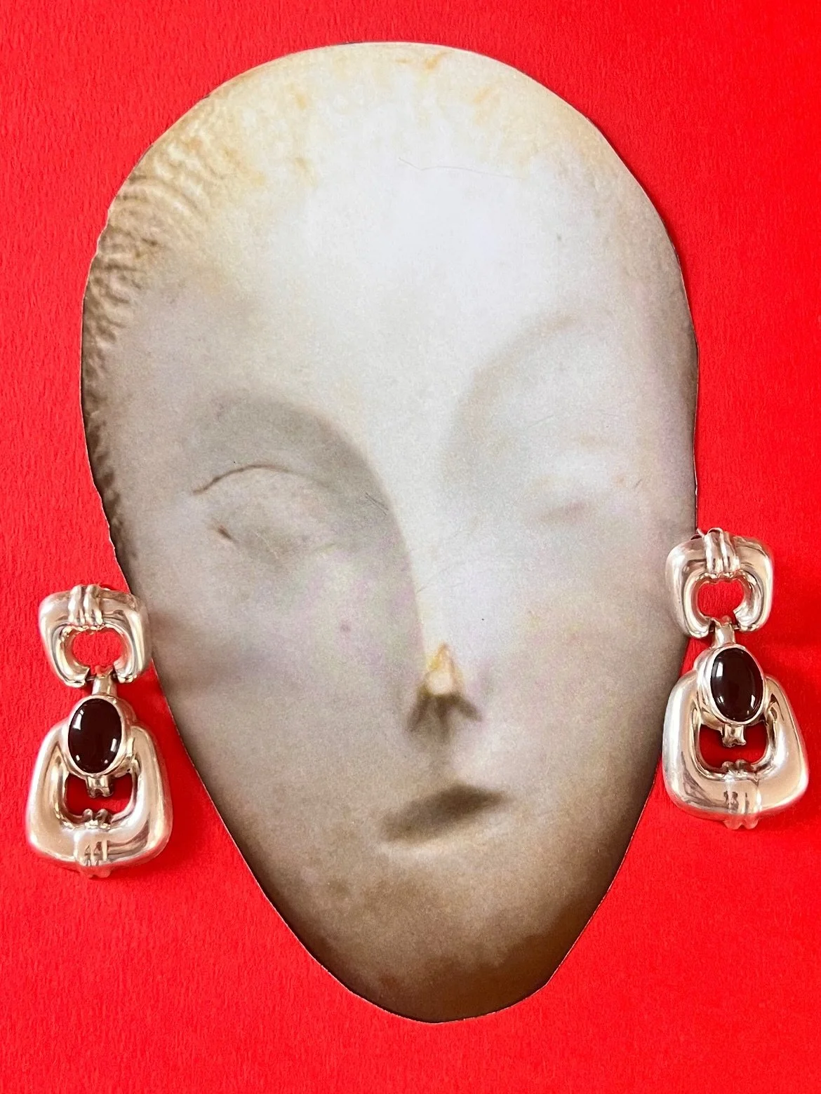 Brancusi, vintage jewels, and a little collage play 
&bull;
&bull;
&bull;
&bull;
#mundaneobjects #ConstantinBrancusi #SculpturalJewellery #VintageJewellery #vintagejewelry
