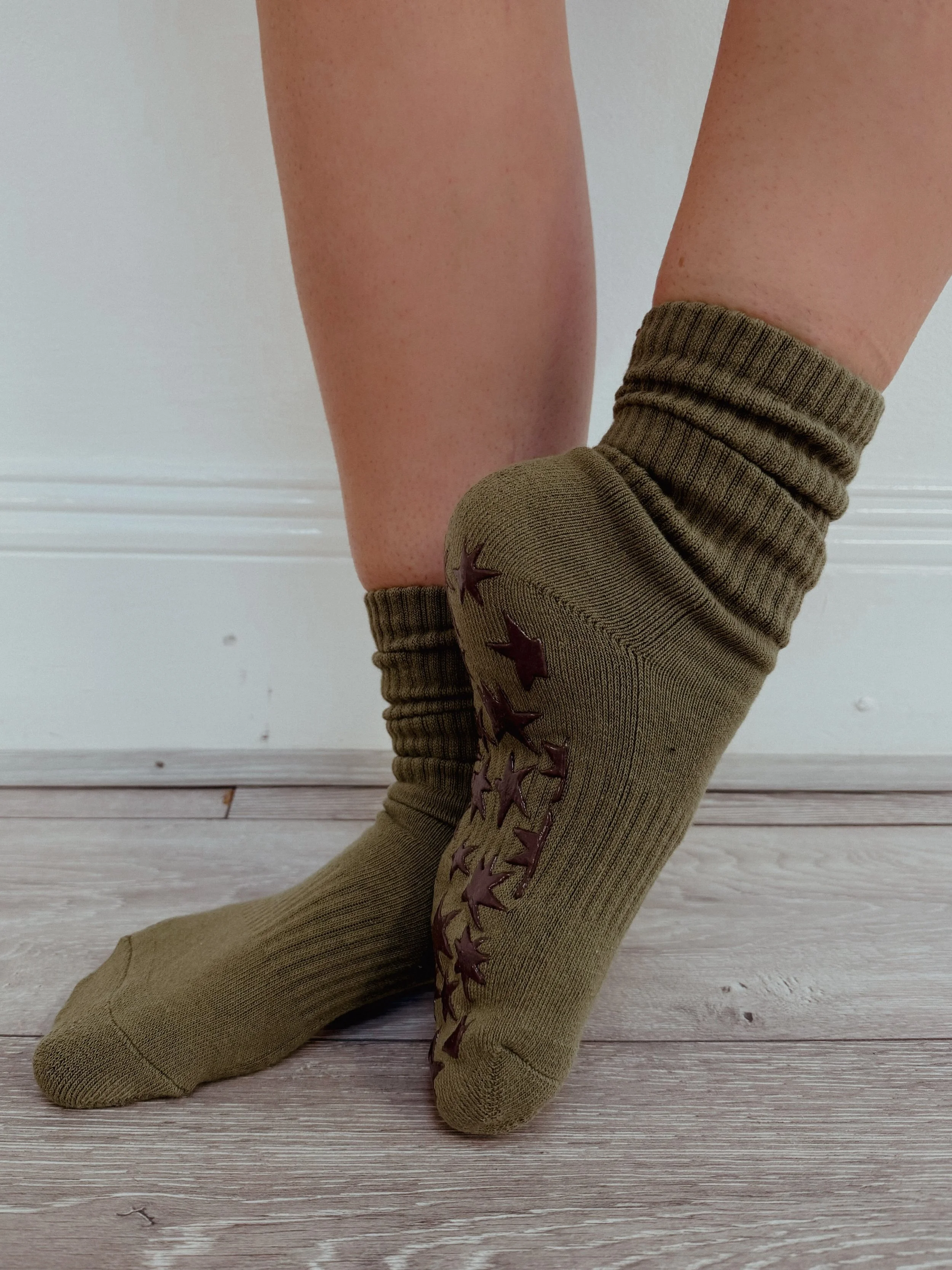 Non slip stars ⭐️

Practical but Magical | get yours in studio now

Colours: 🫒 - 🍒 - 🦪 

#pilates #pilatesstudio #pilatessocks #gripsocks #pilatescheltenham