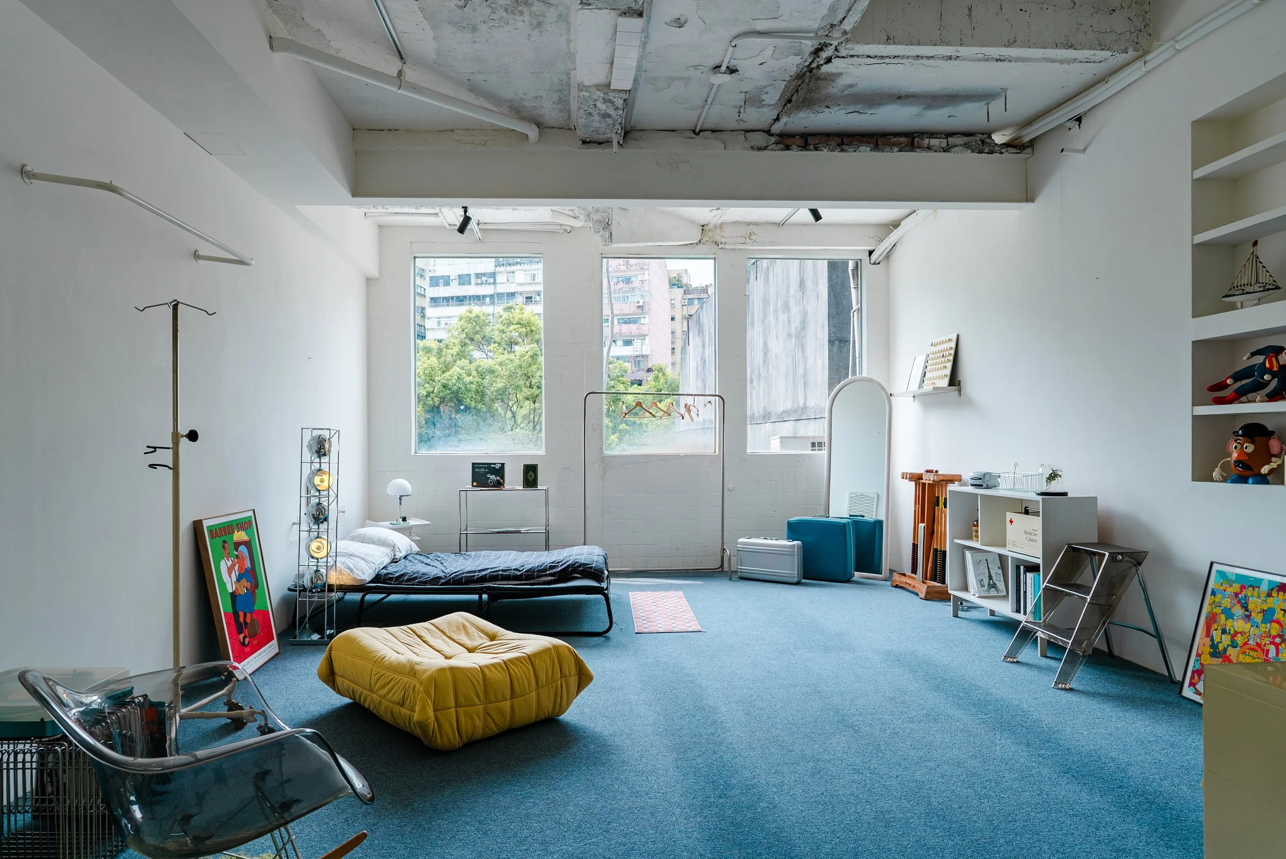 日常製造 Daily Loft | 台北自然光實景攝影棚，B區，藍調時尚公寓全景，設有藍色地毯、臥床與多款復古家具