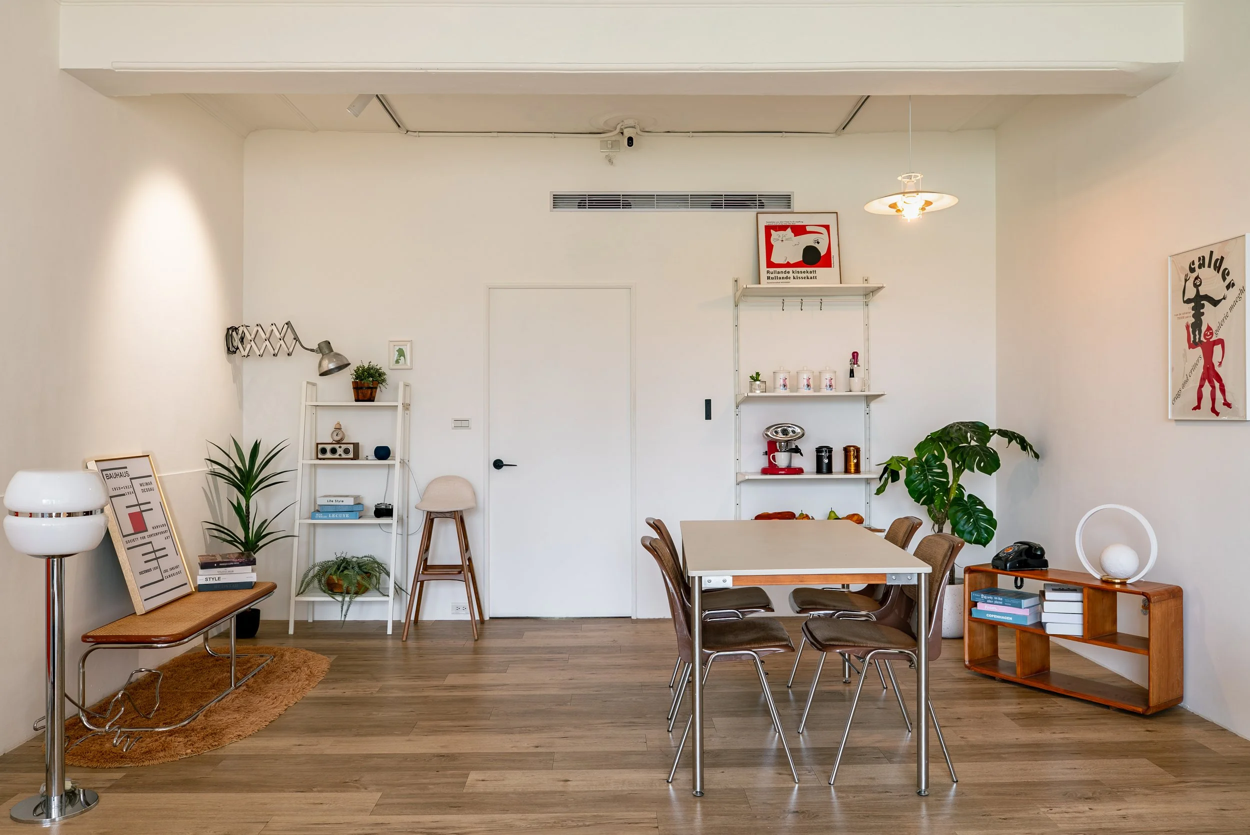 日常製造 Daily Loft | 台北自然光實景攝影棚，A區，日光復古客廳，餐桌空間全景，設有木質家具、植栽、層架與暖色生活擺設