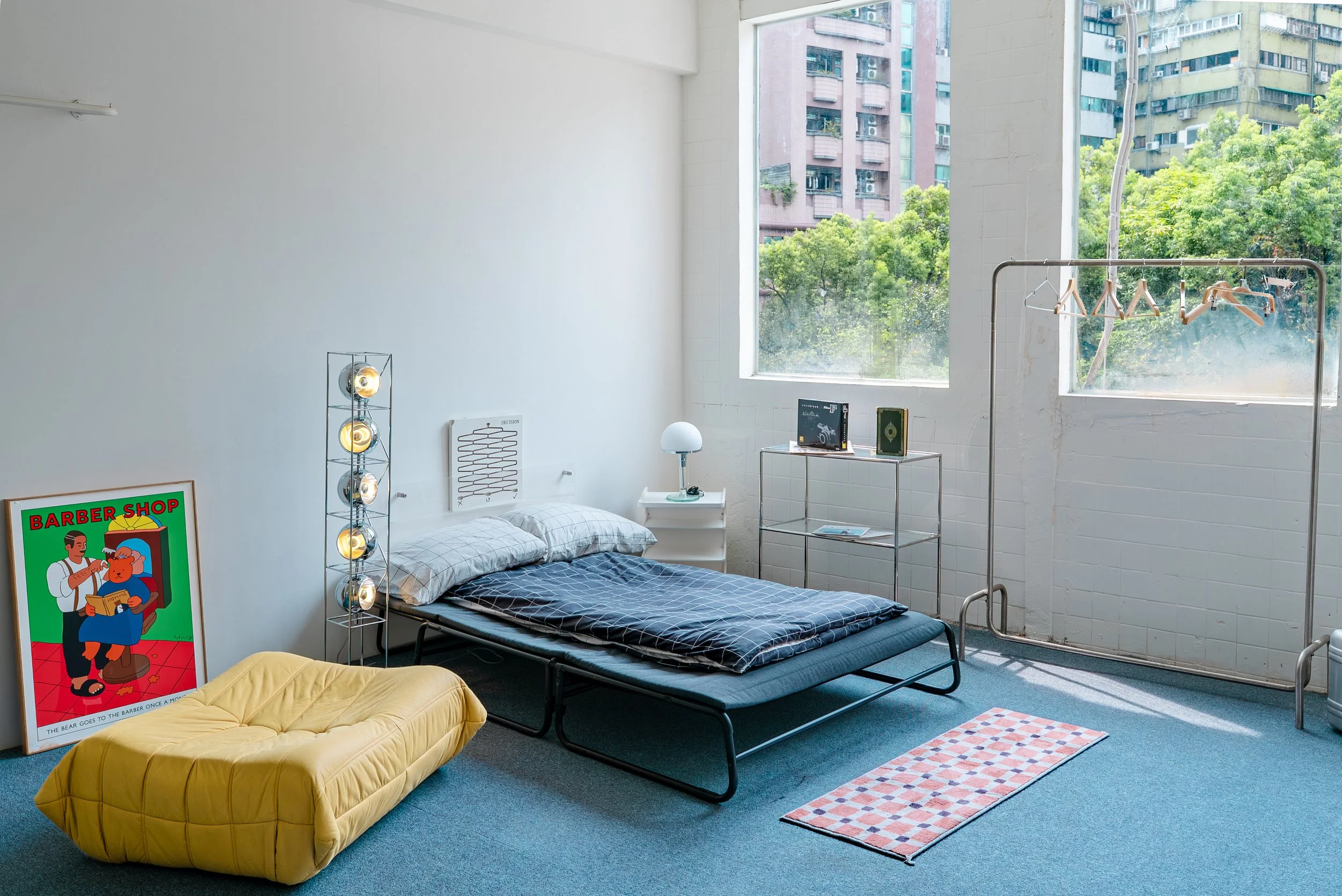 日常製造 Daily Loft | 台北自然光實景攝影棚，B區，藍調時尚公寓，窗邊臥室場景，搭配低床、黃色TOGO休閒椅與復古燈具
