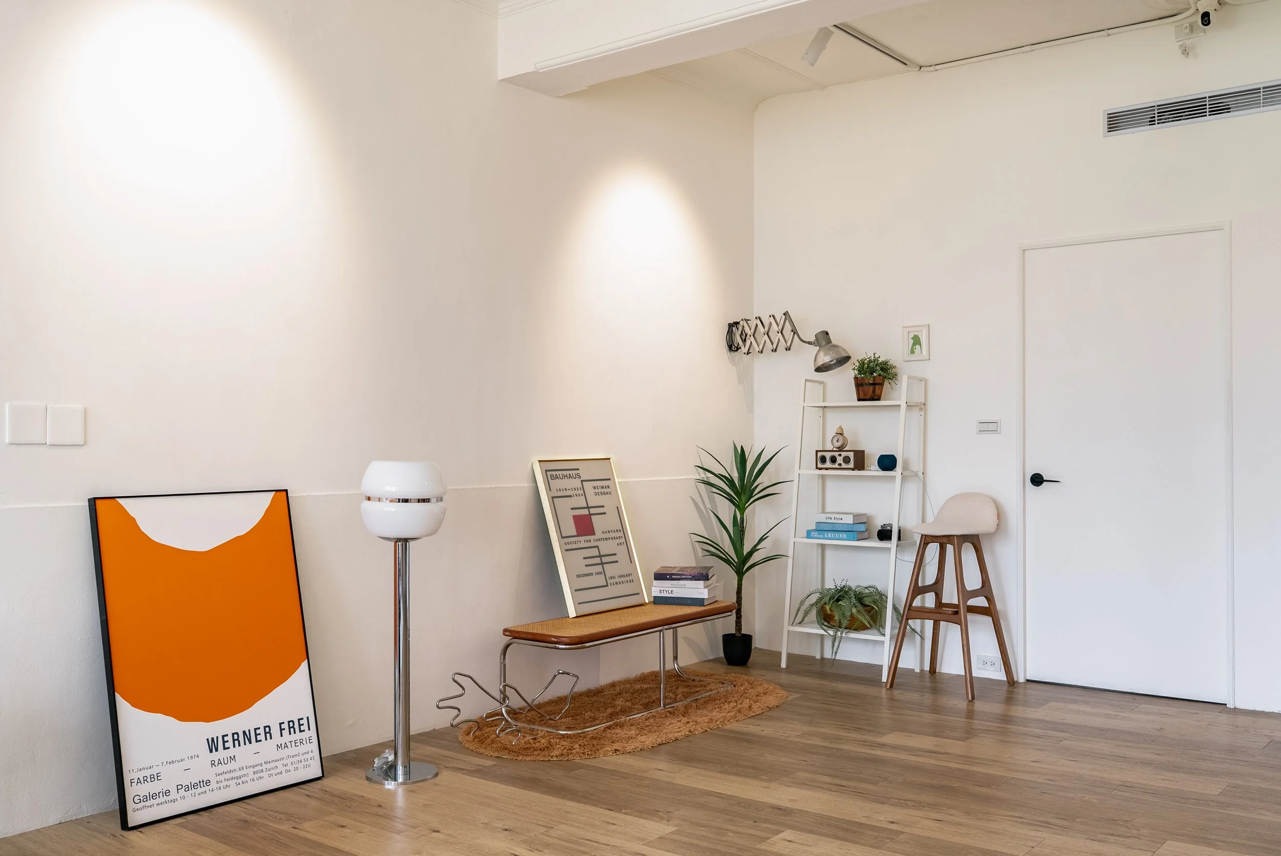 日常製造 Daily Loft | 台北自然光實景攝影棚，A區，日光復古客廳，家具佈景角落，包含橘色展覽海報、立燈、長椅、植栽與高腳椅