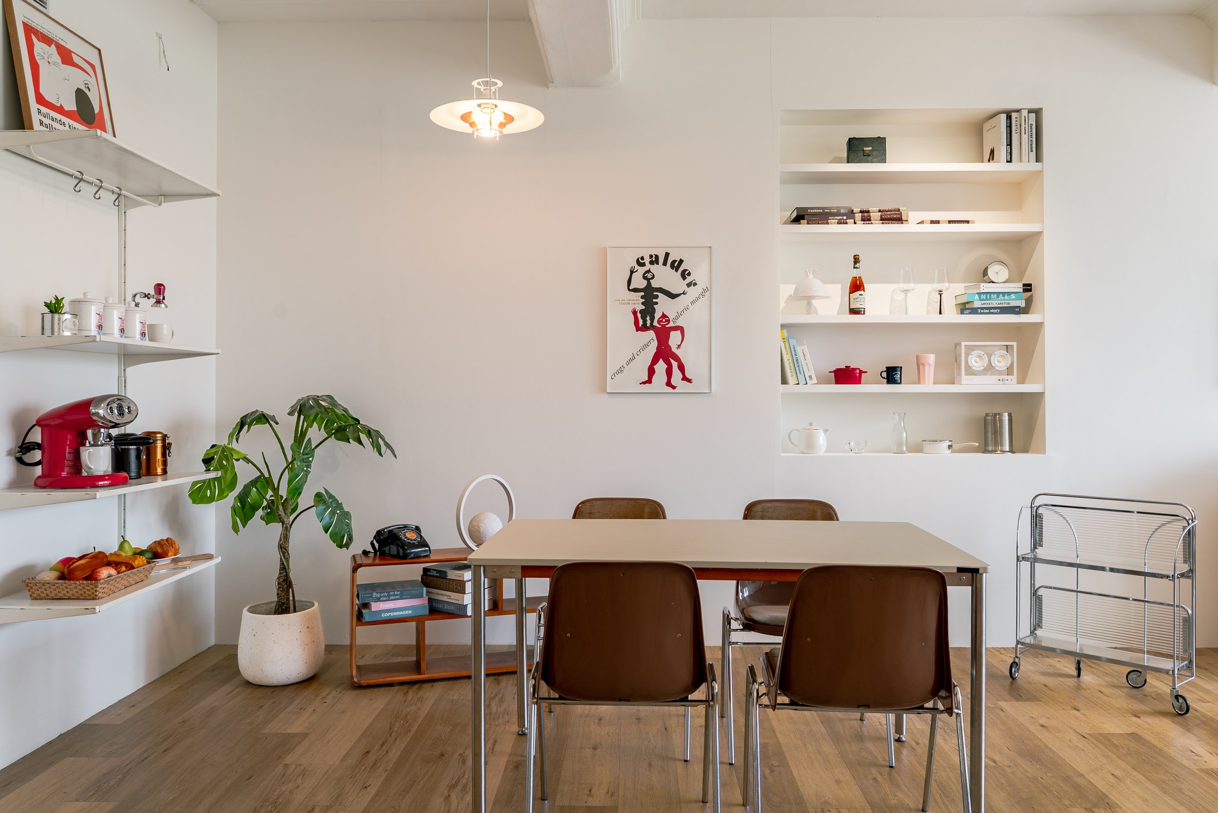 日常製造 Daily Loft | 台北自然光實景攝影棚，A區，日光復古客廳，餐桌與開放式餐廚層架，搭配紅色咖啡機和復古餐椅
