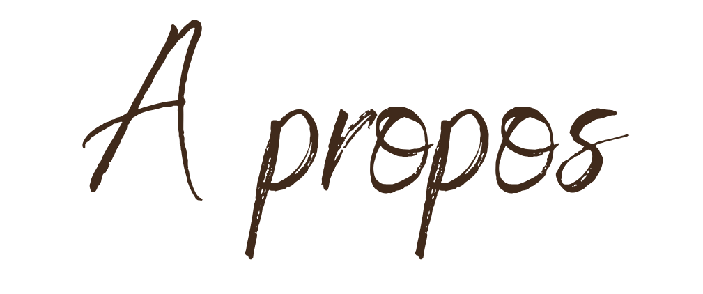 Texte en français : "A propos" écrit en grandes lettres cursives brunes.