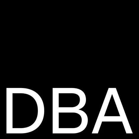 Logo com fundo preto e letras brancas que formam a palavra "DBA".