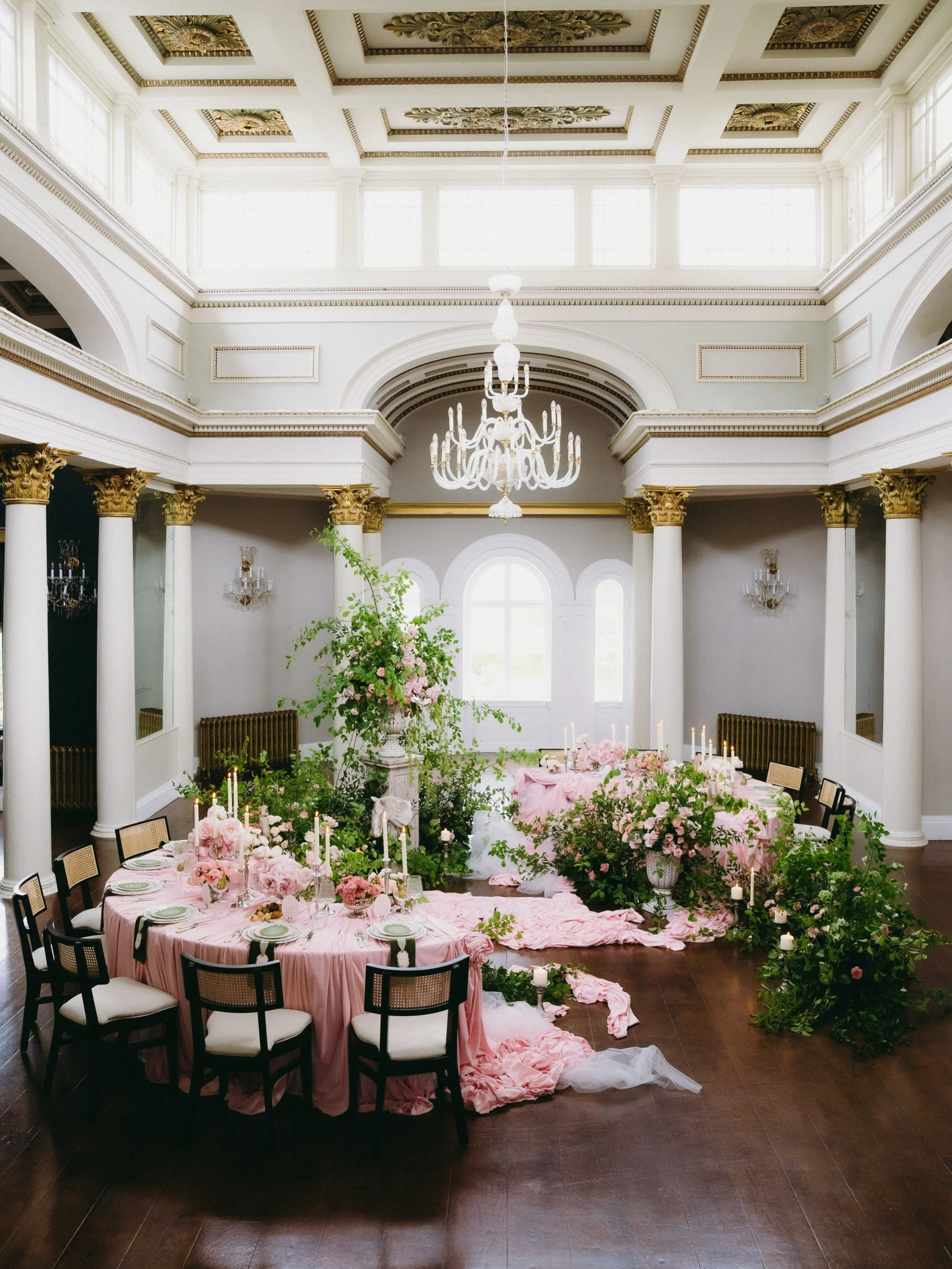 Wedding breakfast styling from your dreams&hellip;
How absolutely gorgeous is this set up? With the amazingly wild florals and design from the always brilliant Made Simply Perfect and beautiful stationary from Clementine Agency, paired with the hot s
