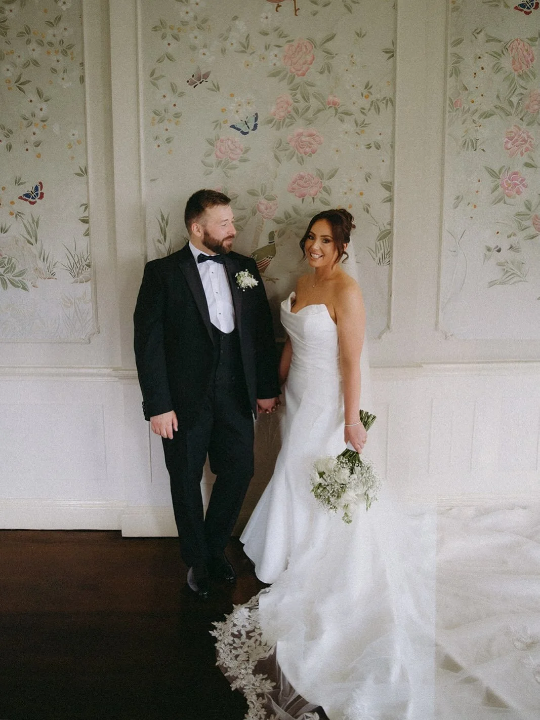 AN ODE TO PORTRAITS

There&rsquo;s something I really want you to remember when it comes to portraits on your wedding day:
You don&rsquo;t have to know how to pose. You don&rsquo;t have to know your angles. And you definitely don&rsquo;t have to turn