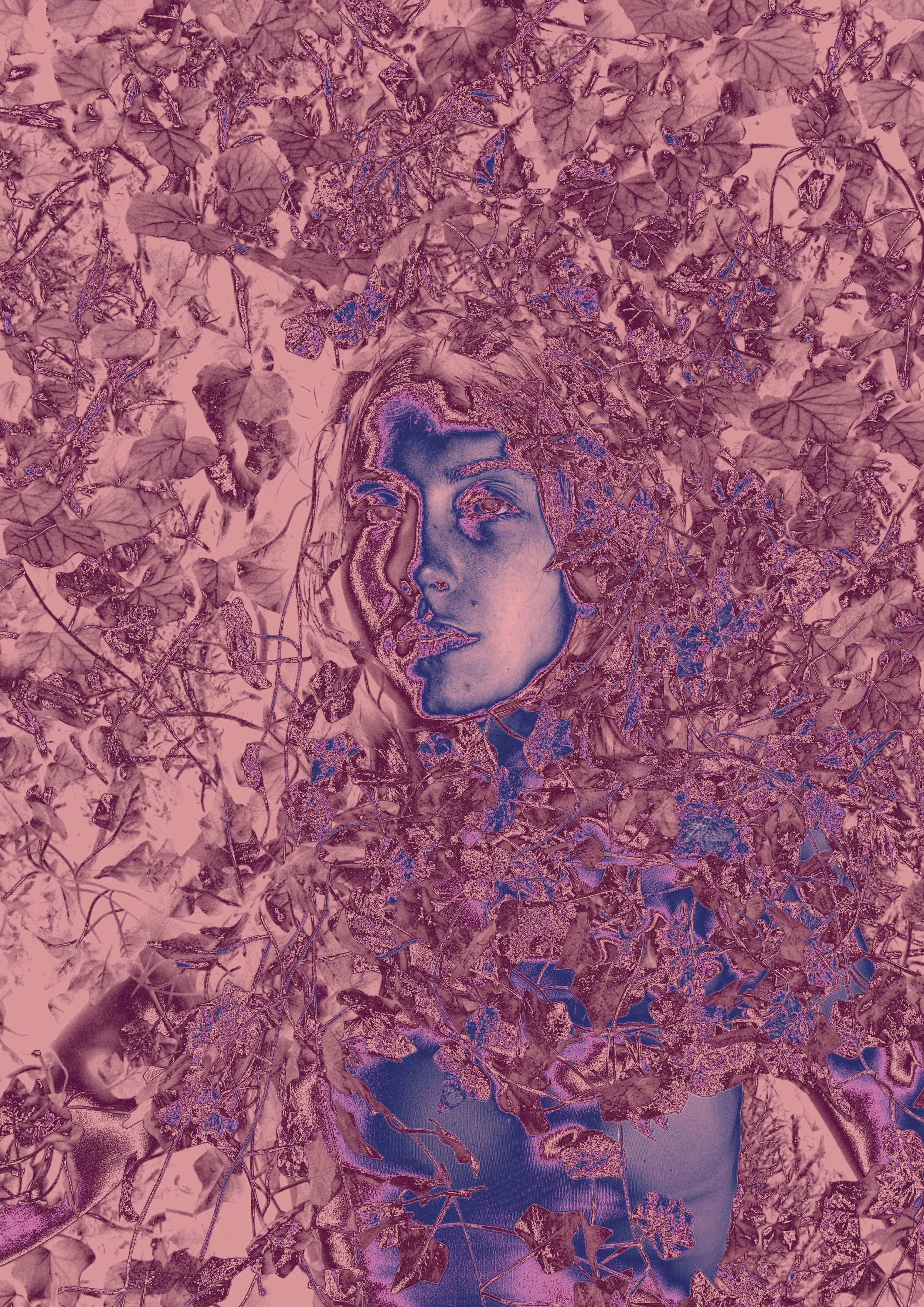Une femme dont seule la tête émerge parmi un feuillage dense d'arbustes et de branches, avec une expression paisible et contemplative.