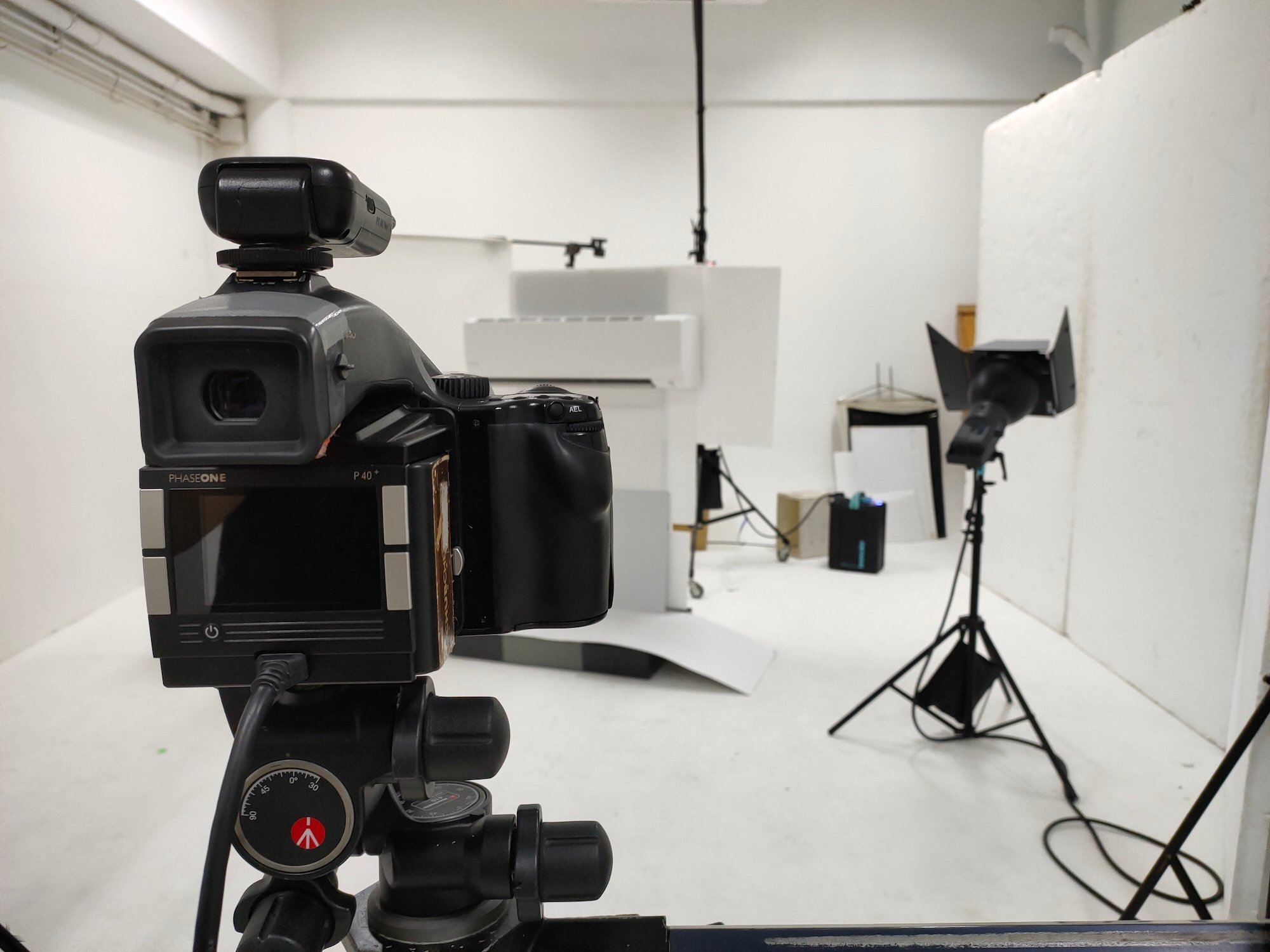 studio-shooting-camera-packshot-lighting-2026-01-06-09-03-30-utc.jpg