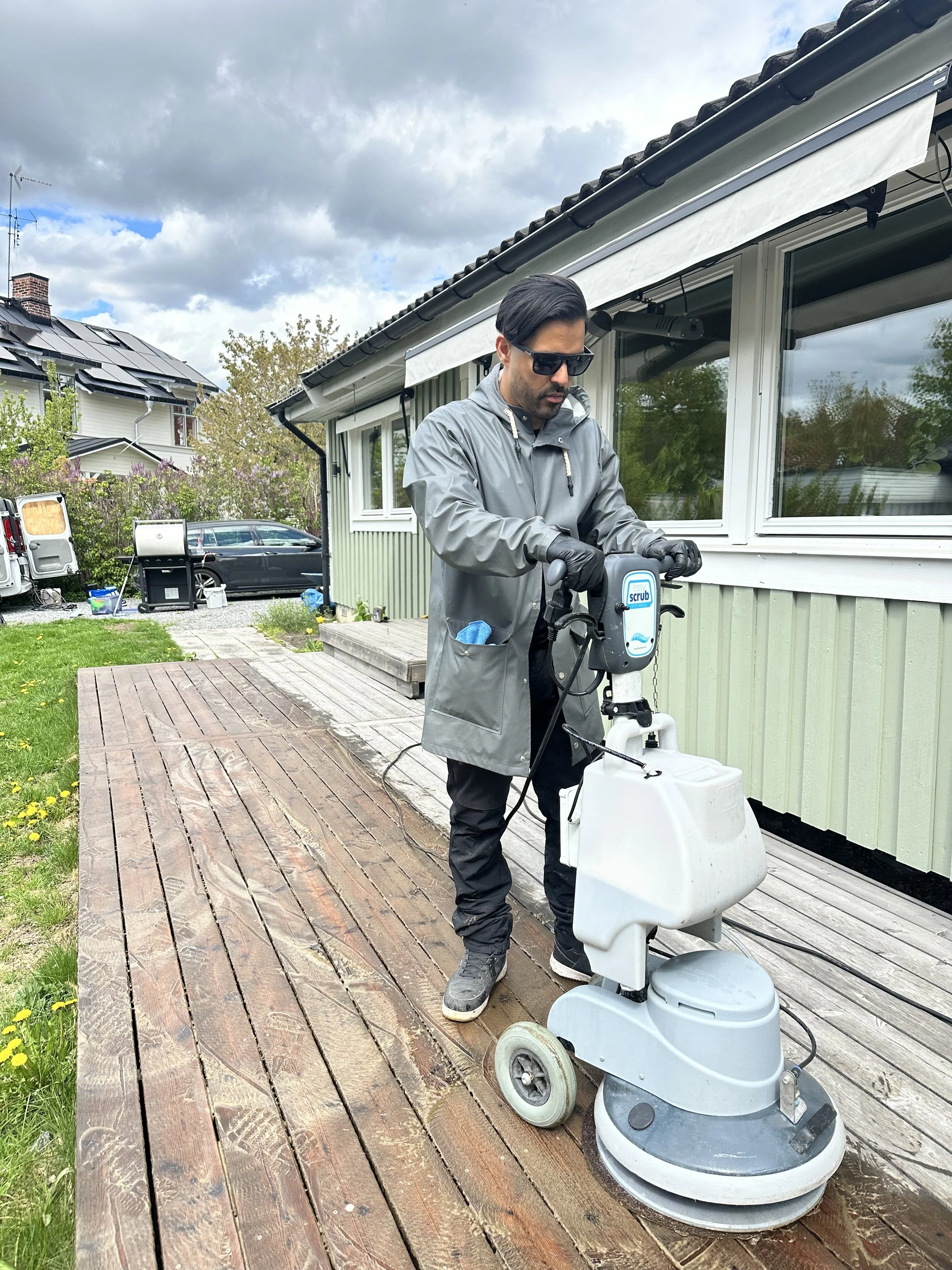 Carlos tvättar en altan i Duvbo