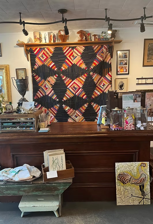 
Circa 1900, Pineapple Log Cabin Quilt:
Size: approx. "84 x 64"
Very good  condition
($395)