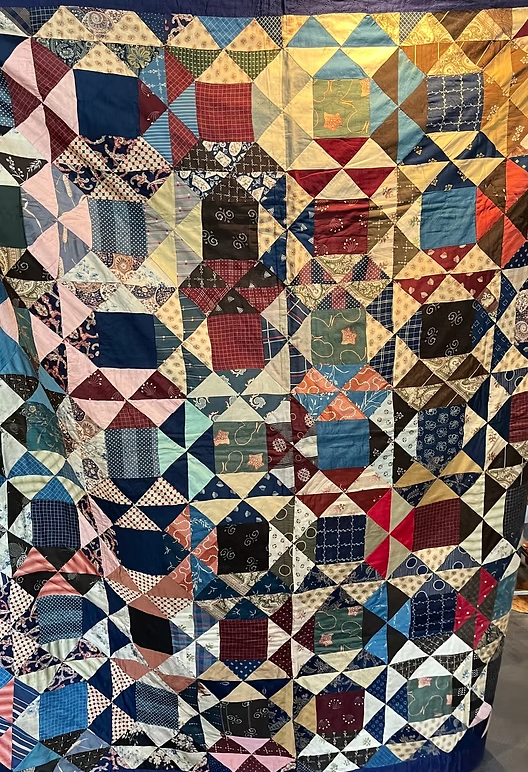Quilt:
Ex Marty Osler collection.
Fish scale quilting.
Excellent condition.
($395)