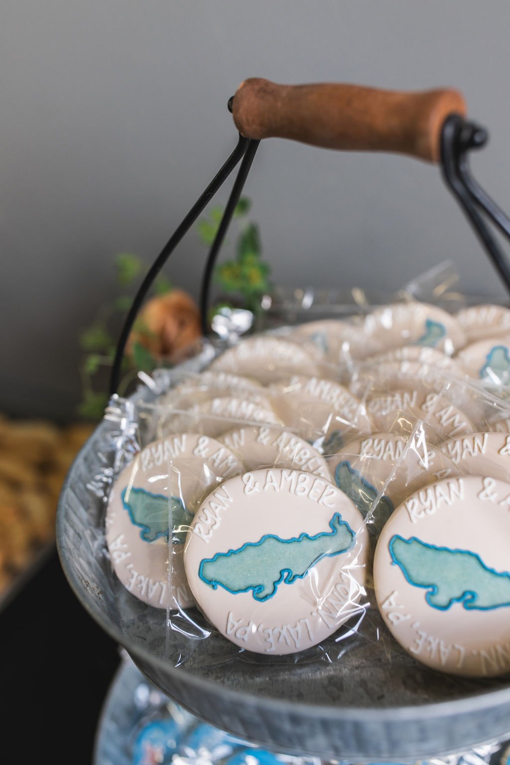 Cookies decorated with a map of Taiwan and the words "Ryan & Amber" on a glass serving tray.