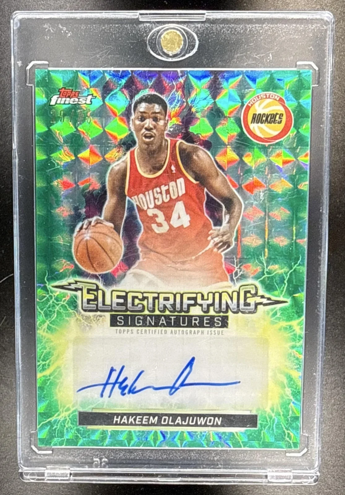 372_2025_TOPPS_FINEST_HAKEEM_OLAJUWON_ESG_HO_SIGNATURES_GREEN_GEOMETRIC_75_AUTO.jpg
