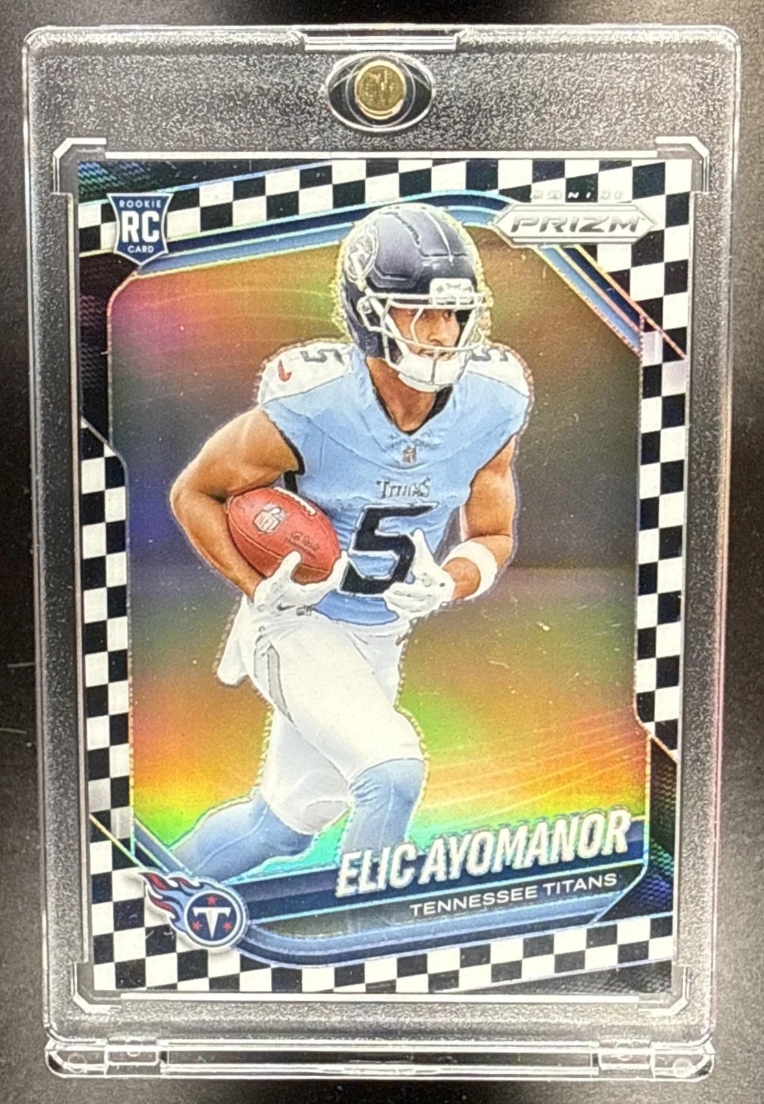 036_2025_PANINI_PRIZM_ELIC_AYOMANOR_321_CHECKERBOARD_RC_TITANS.jpg