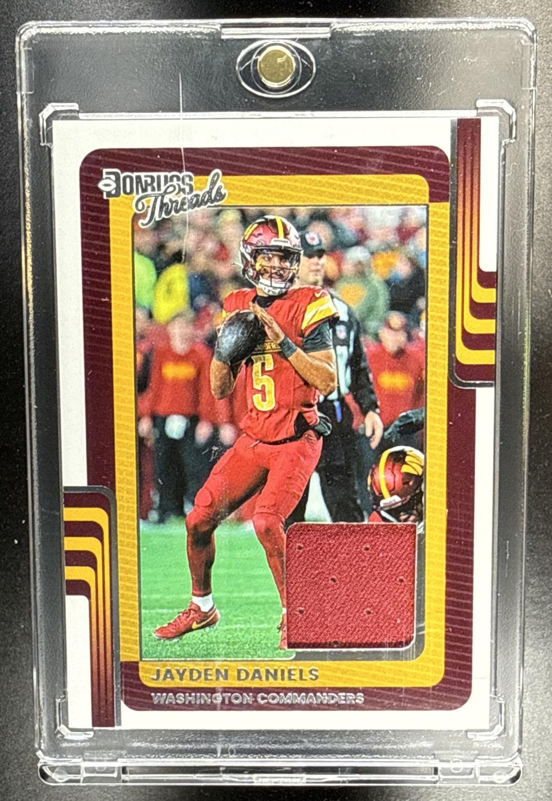 092_2025_PANINI_DONRUSS_JAYDEN_DANIELS_DTH_JDS_THREADS_COMMANDERS.jpg