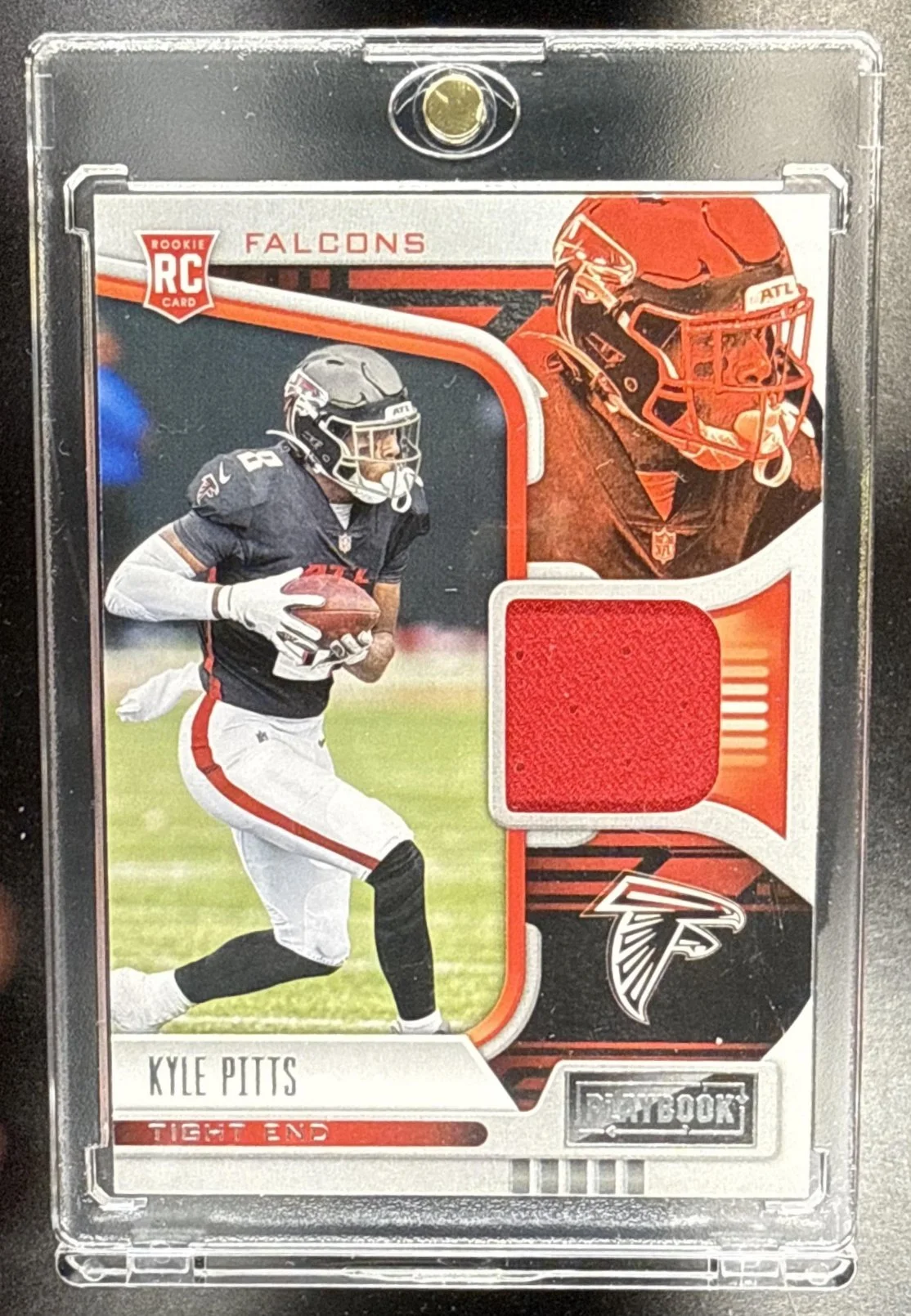 147_2021_PANINI_PLAYBOOK_KYLE_PITTS_RMA_KPI_ROOKIE_MATERIALS_PATCH_RC_FALCONS.jpg