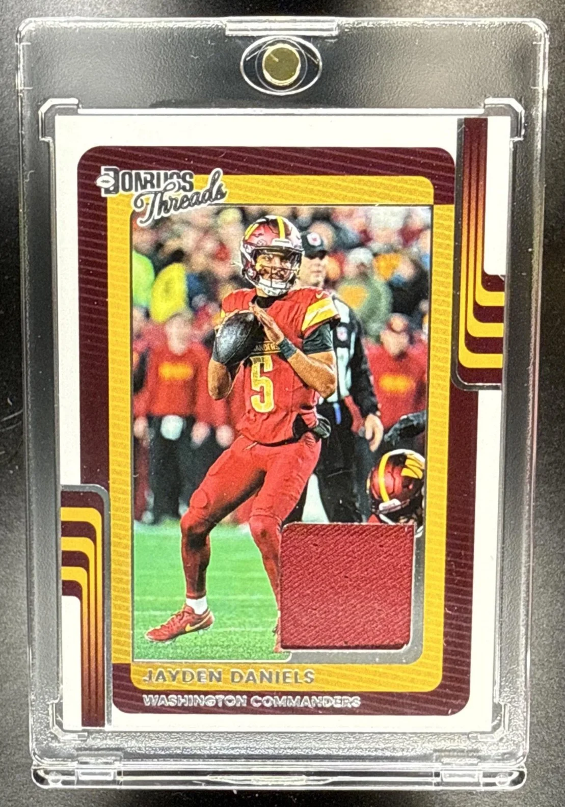 064_2025_PANINI_DONRUSS_JAYDEN_DANIELS_DTH_JDS_THREADS_COMMANDERS.jpg