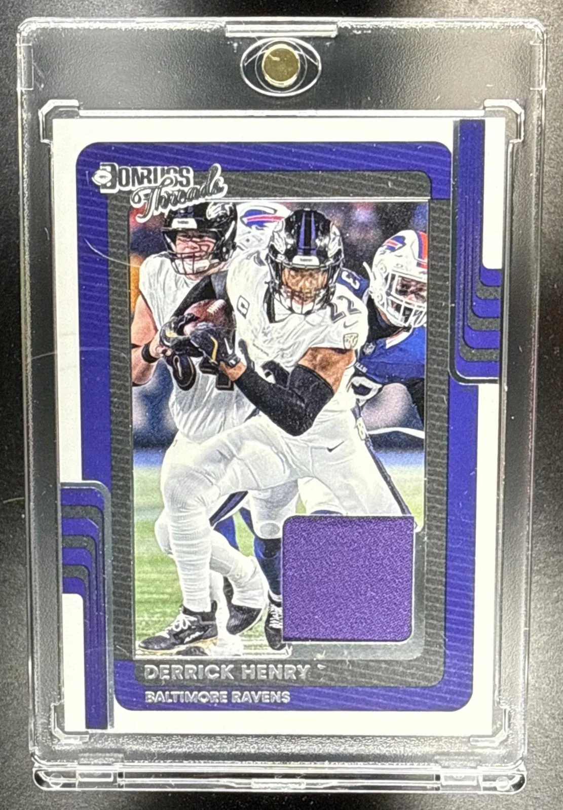 134_2025_PANINI_DONRUSS_DERRICK_HENRY_DTH_DHY_THREADS_RAVENS.jpg