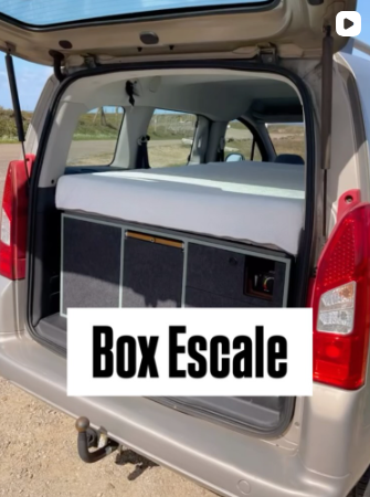 L'intérieur du coffre d'une voiture avec une box Escale