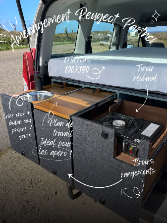 Aménagement Peugeot Partner, plan de travail compact avec évier et plaque de cuisson, tiroirs de rangement, coin pour une planche à découper, et un espace pour des apéros, équipé pour les activités en extérieur.