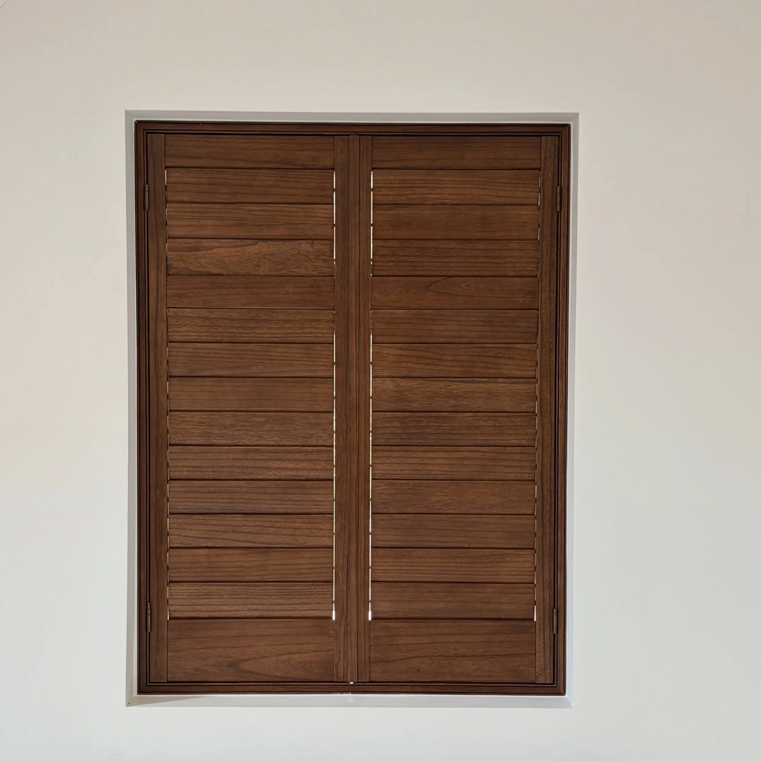 For the love of warm tones🤎

A little warmer, a little richer, and full of character! This customer opted for a wood grain finish in shade &lsquo;Walnut&rsquo;, bringing natural- looking texture, while keeping that classic shutter look! 

Thinking a