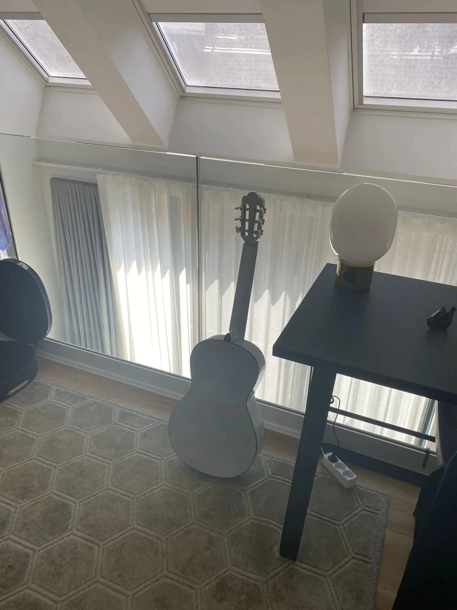 Dominic Miller on Tour with K Yairi Grace in a hotel