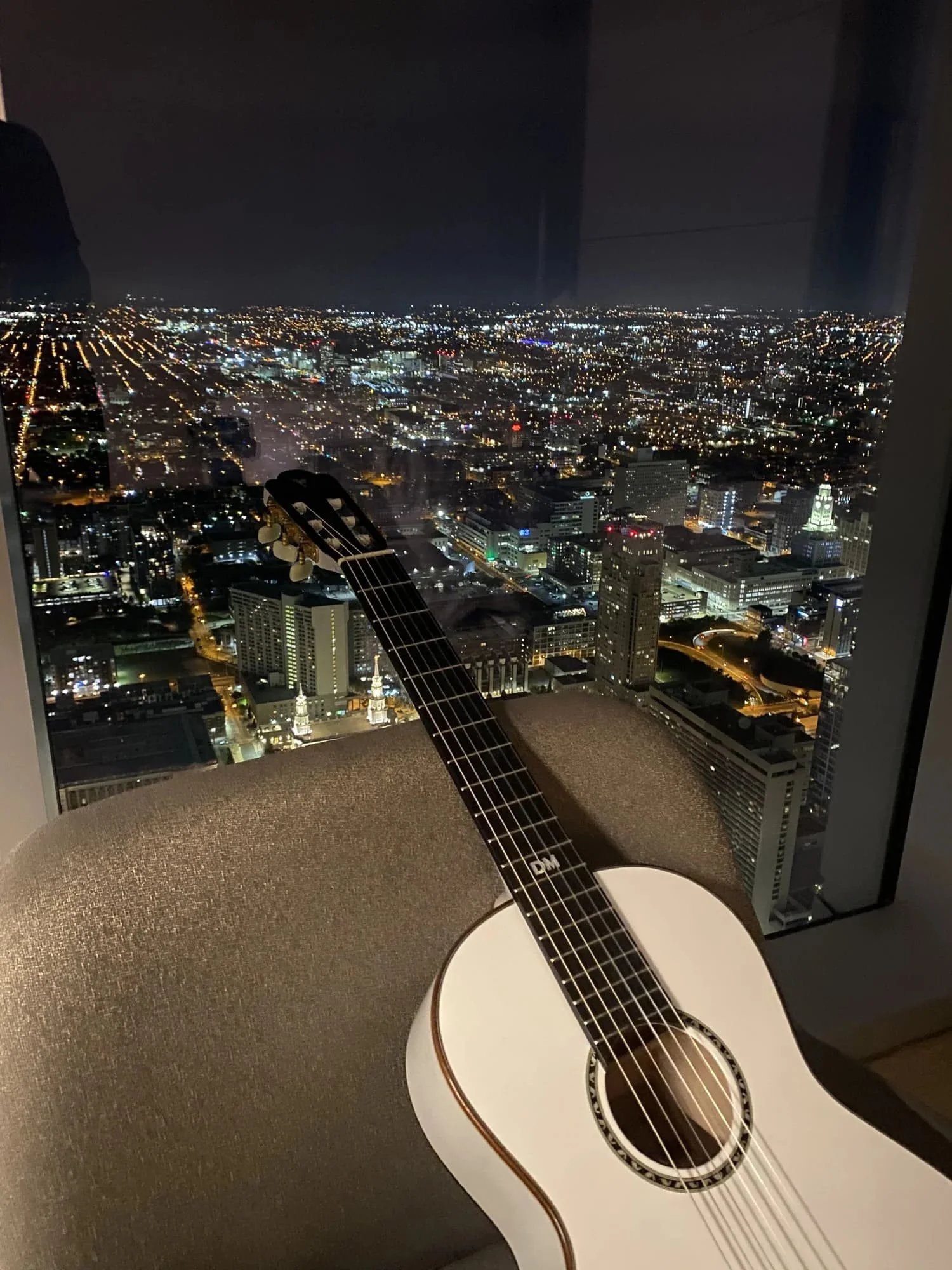 Dominic Miller on Tour with K Yairi Grace in a hotel