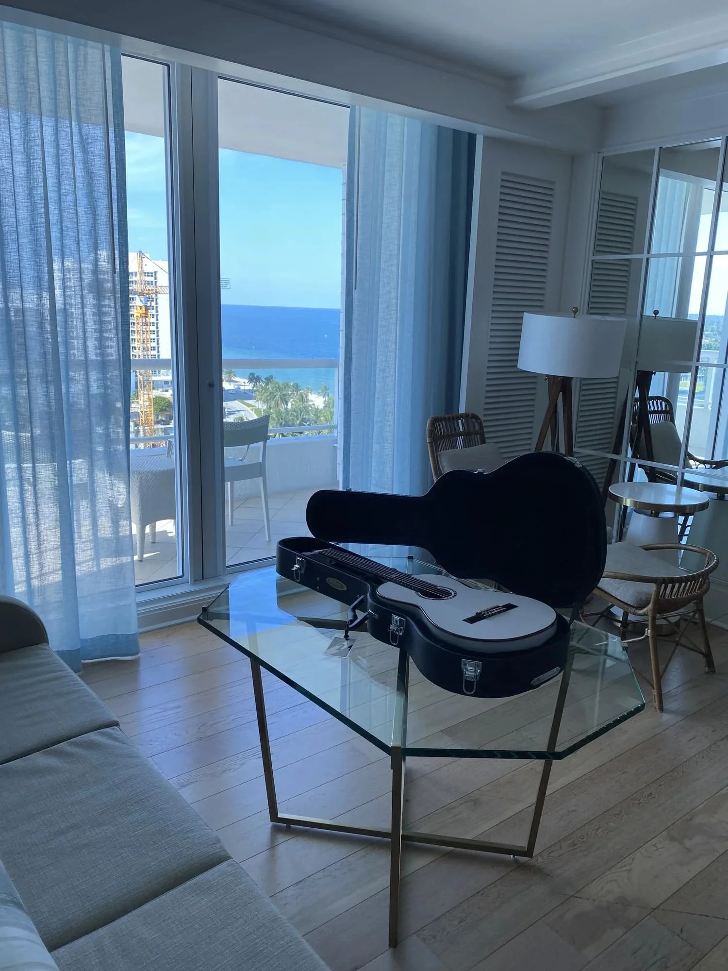 Dominic Miller on Tour with K Yairi Grace in a hotel