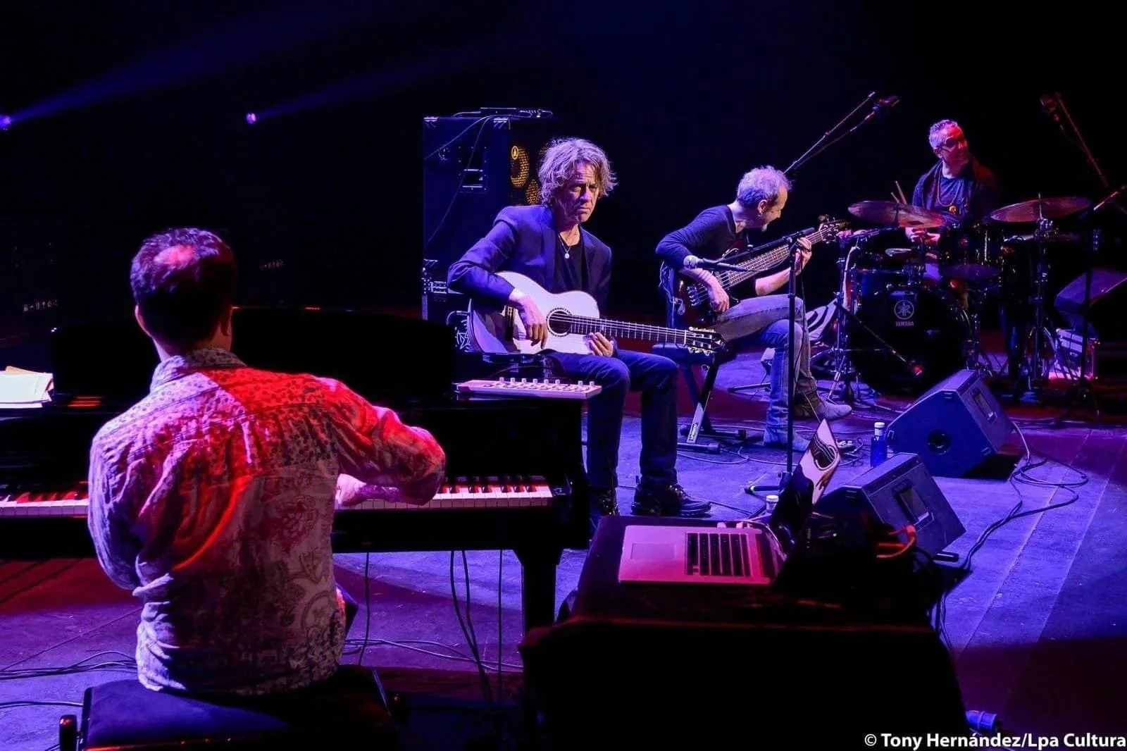 Dominic Miller on stage playing with Grace and his band 