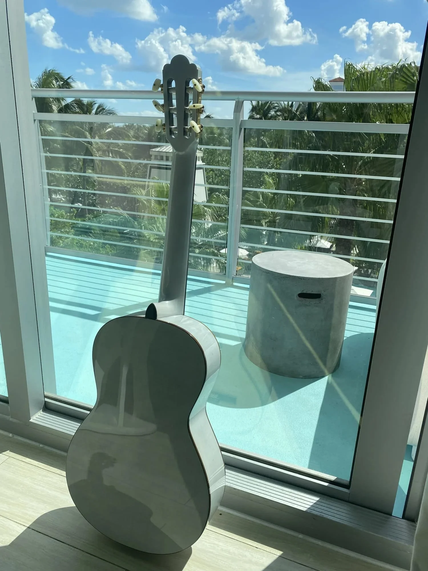 Dominic Miller on Tour with K Yairi Grace in a hotel