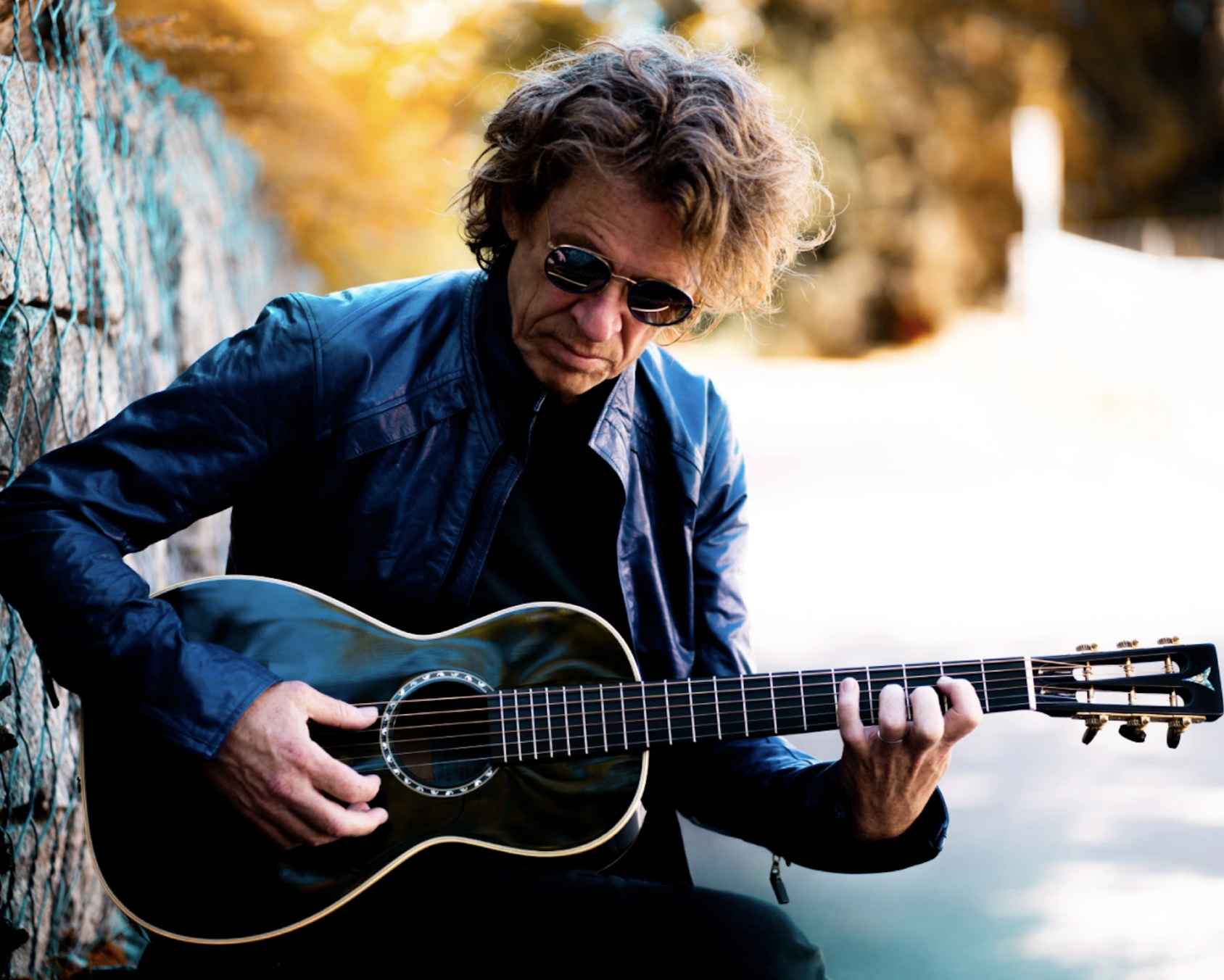 Dominic Miller holding his K Yairi CYTM BK. 