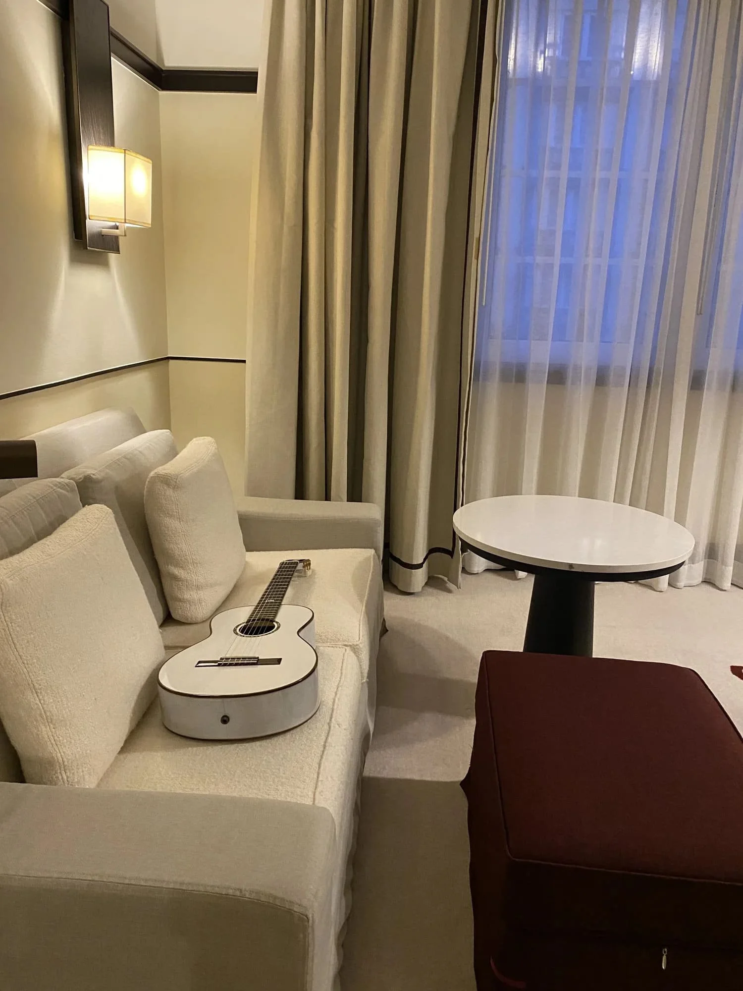 Dominic Miller on Tour with K Yairi Grace in a sofa
