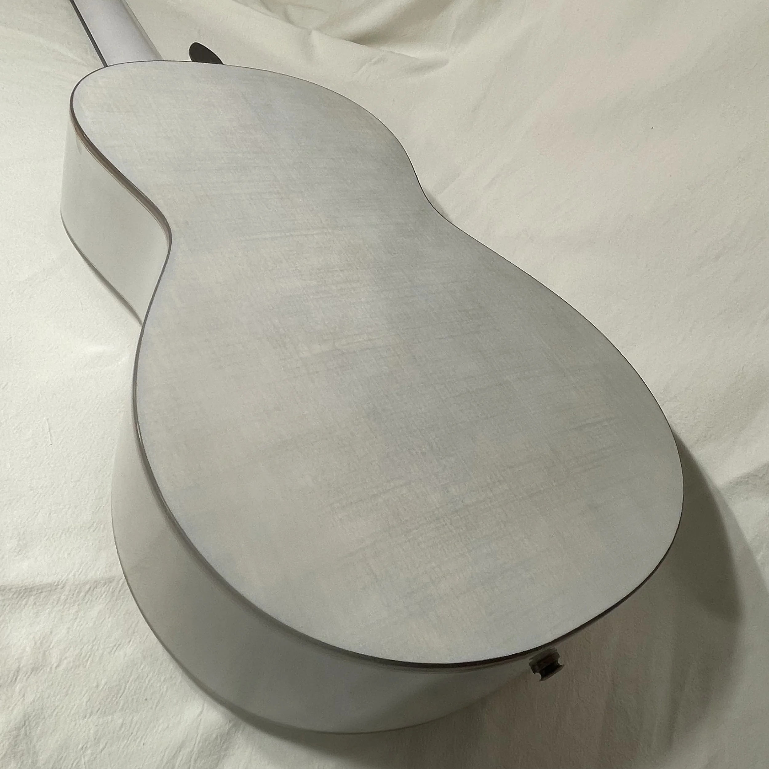 Close-up of a Grace that shows her beautiful back. We can admire the quality of the wood. 