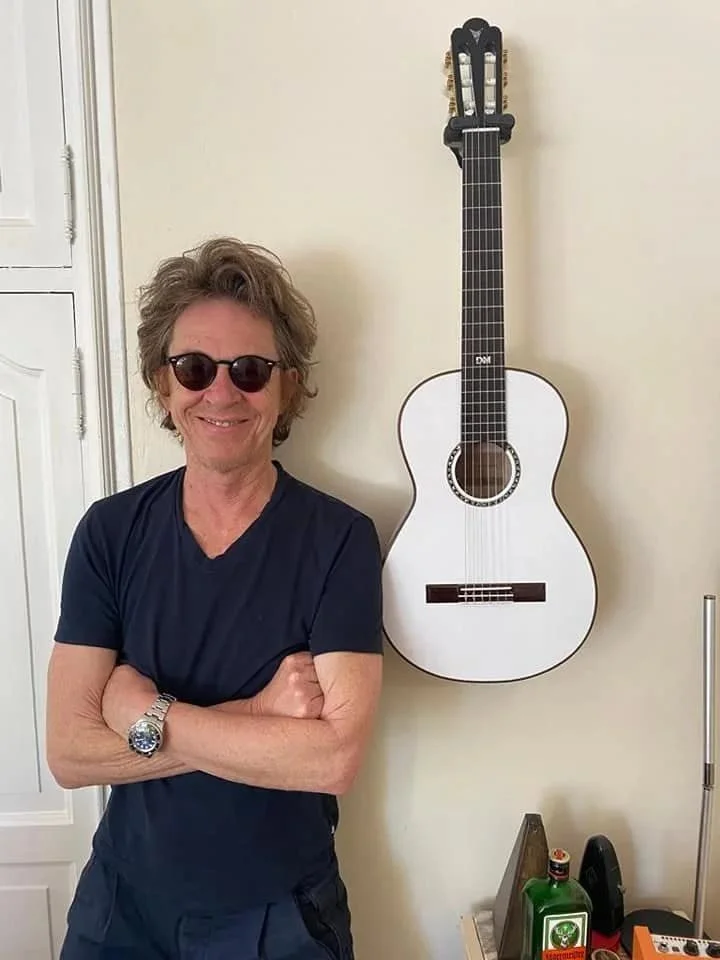 Dominic Miller is posing for the first time with Grace his unique model tribute made by K yairi