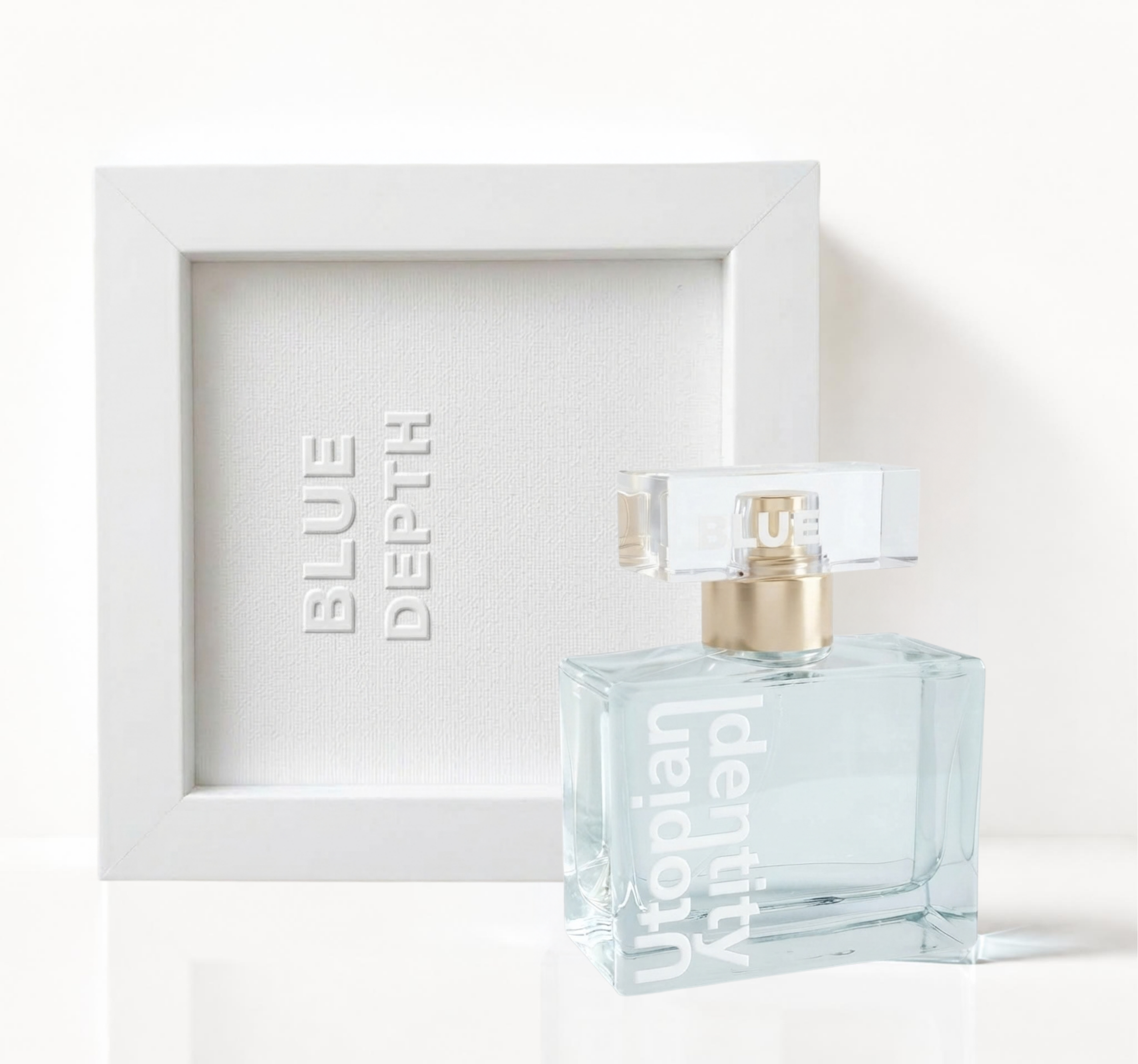 Utopian Identity - Blue Depth, flacone di profumo artistico con cornice bianca scultorea e cofanetto
