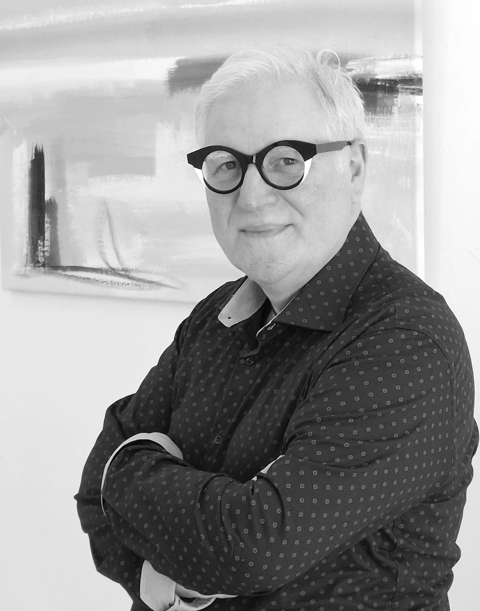 Utopian Identity - La Maison, ritratto del fondatore e direttore creativo nel laboratorio di profumeria d'arte